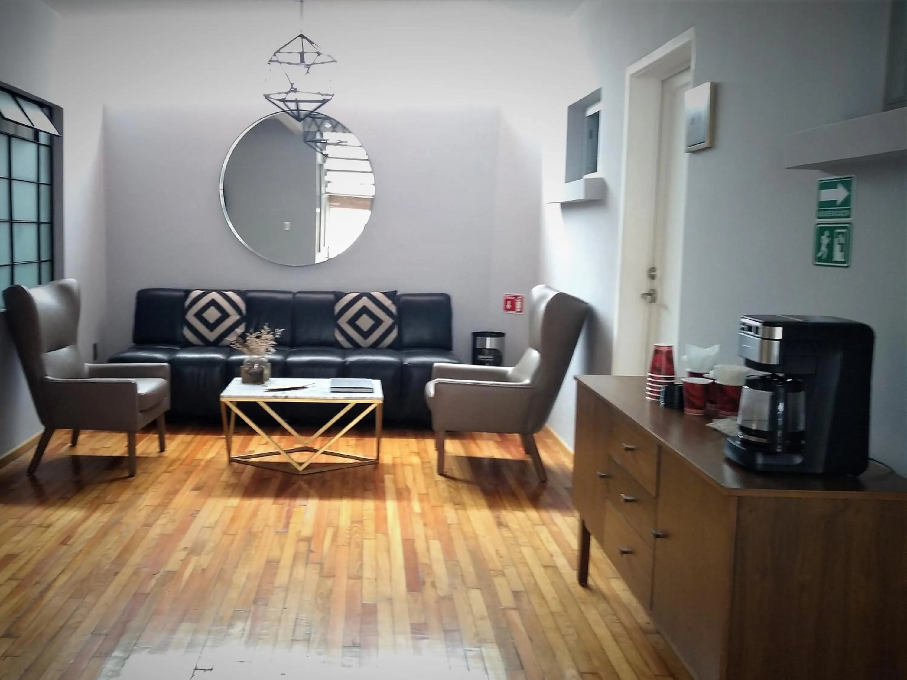 Coffee/tea facilities in Suites Alcazar