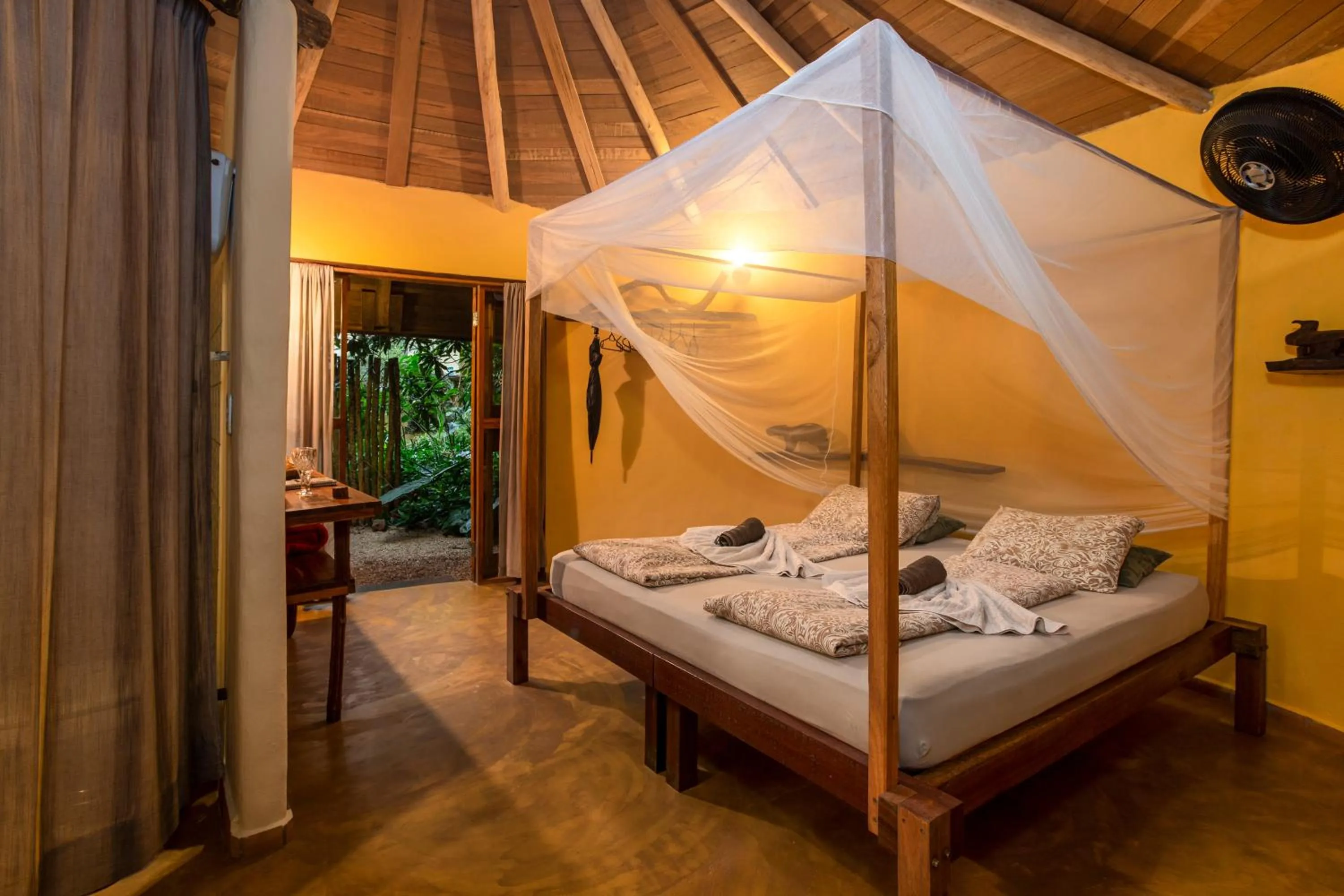 Bedroom, Bed in Cantos da Mata