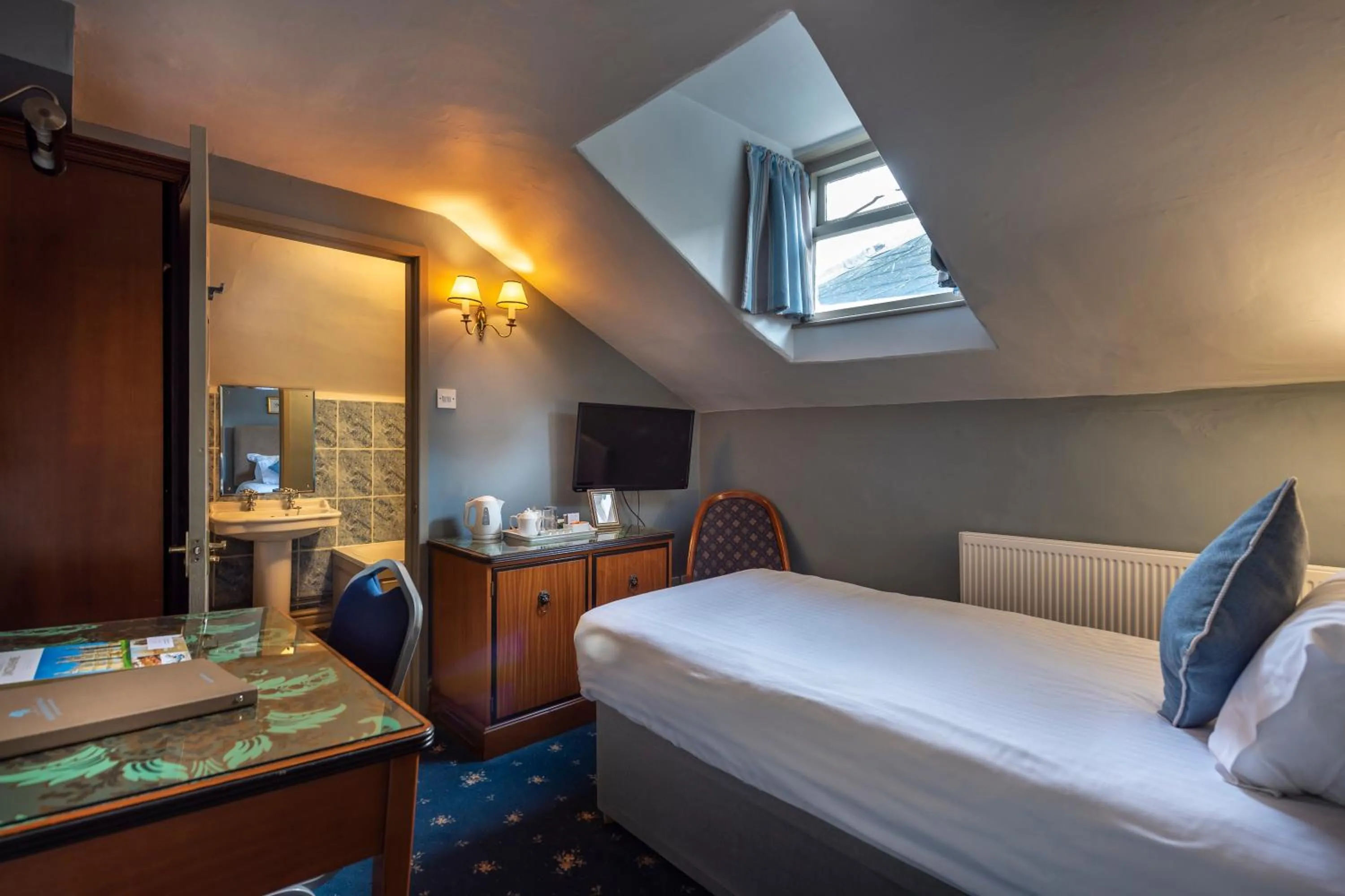 Bedroom, Bed in Washingborough Hall Hotel