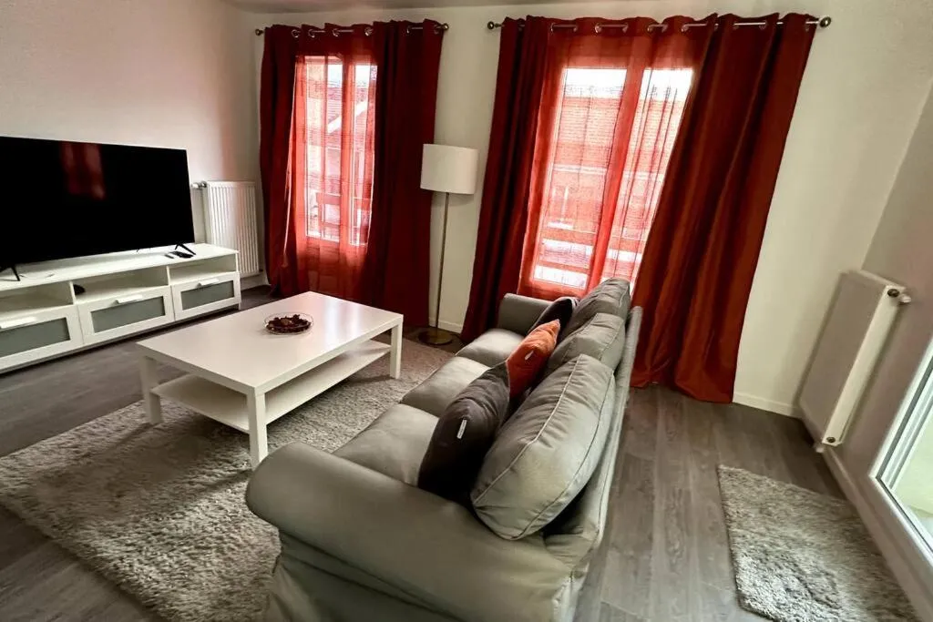 Living room, Bed in Appartement Cozy - Quartier résidentiel
