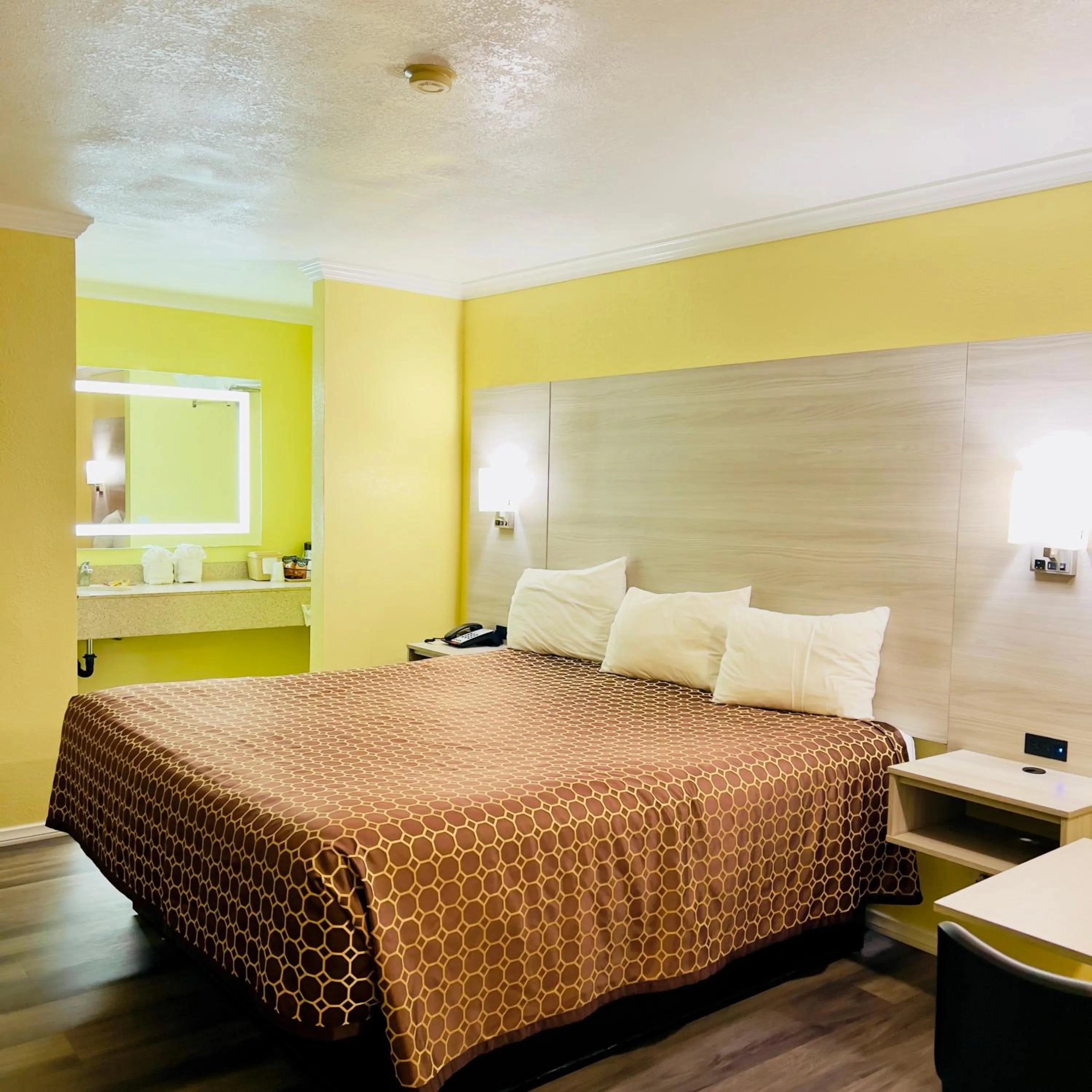 Bedroom, Bed in Morro Bay Beach Inn