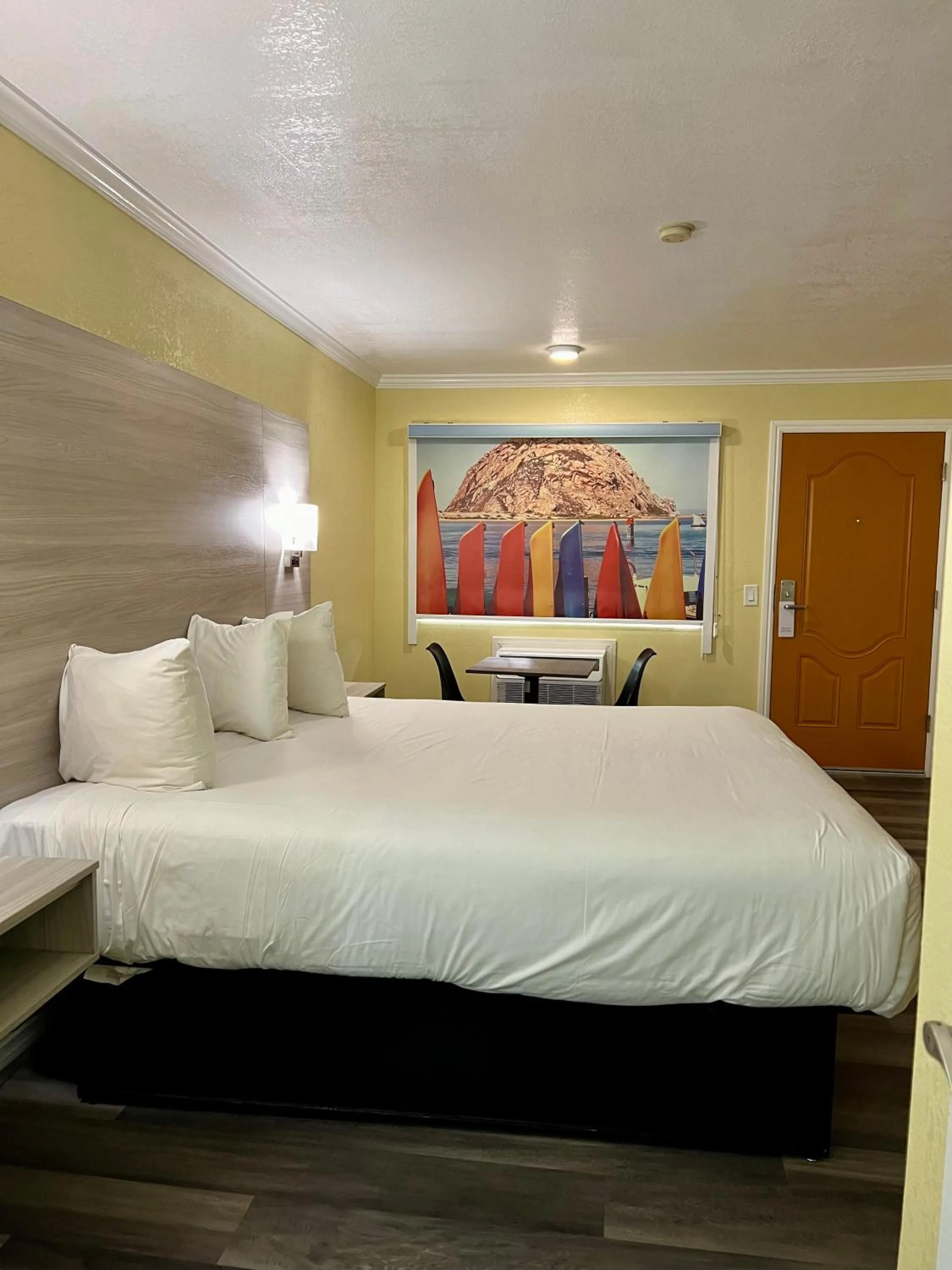 Property building, Bed in Morro Bay Beach Inn