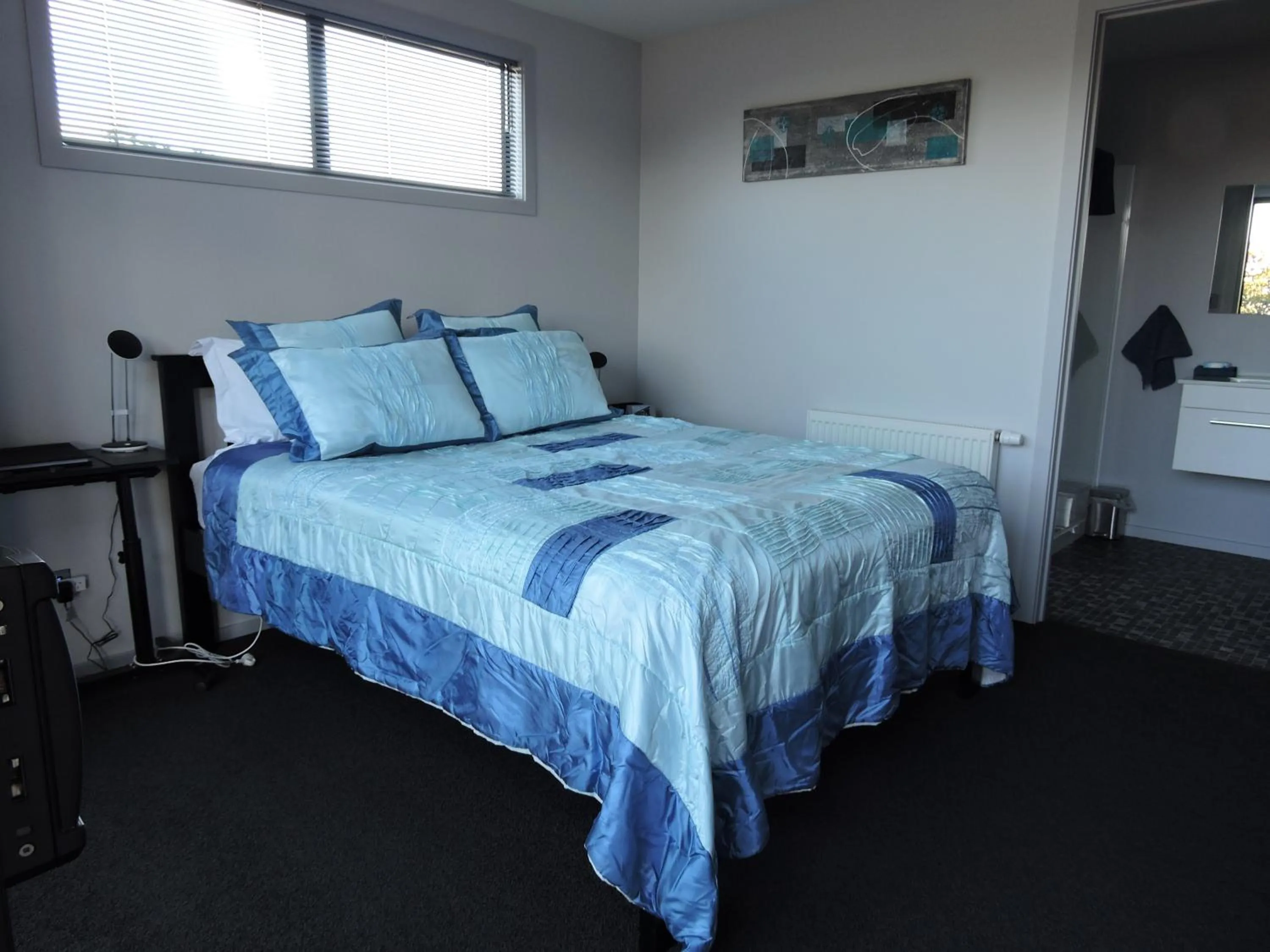 Photo of the whole room, Bed in The Reservation B&B