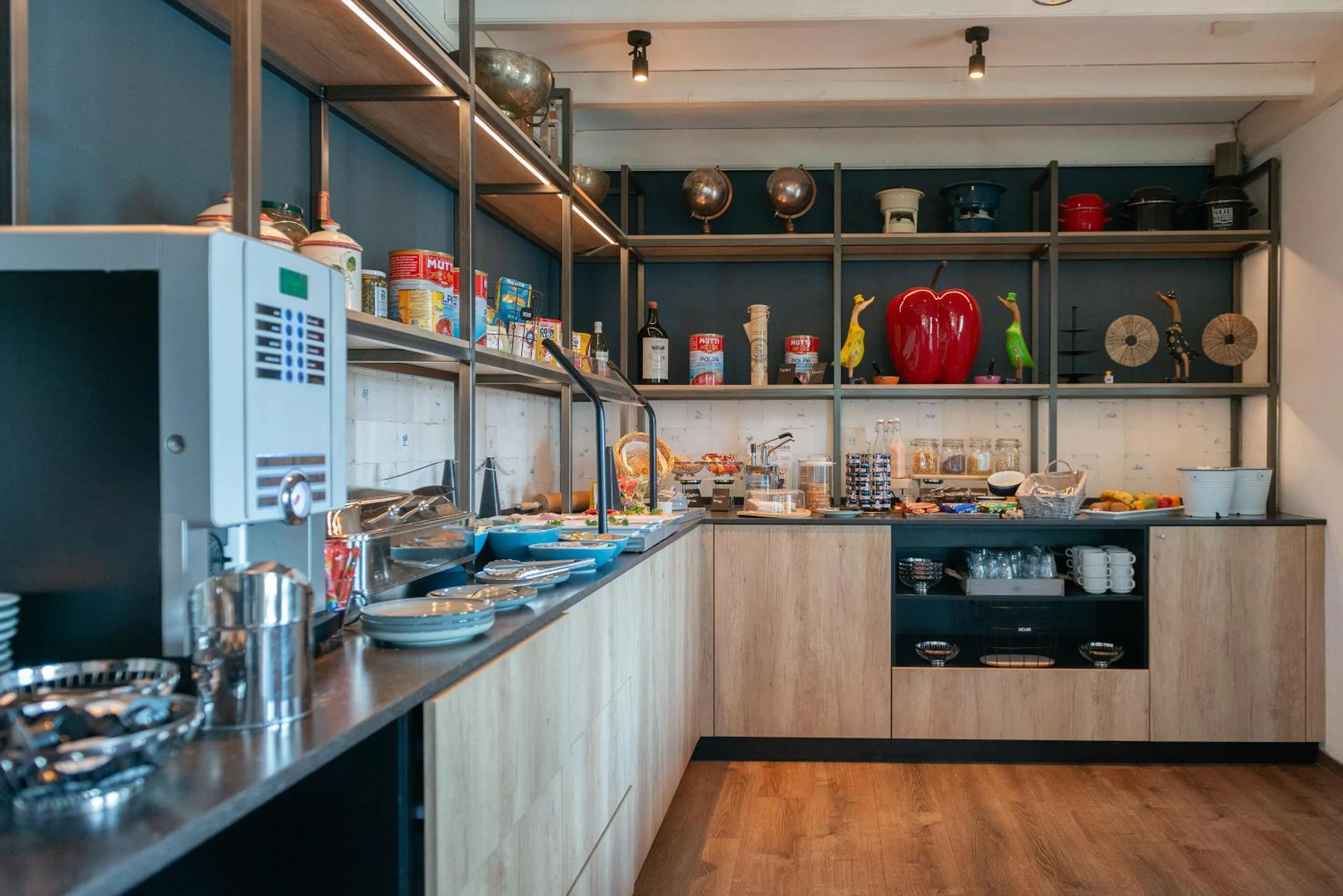 Restaurant/places to eat in Boutique Hotel Herbergh Amsterdam Airport FREE PARKING