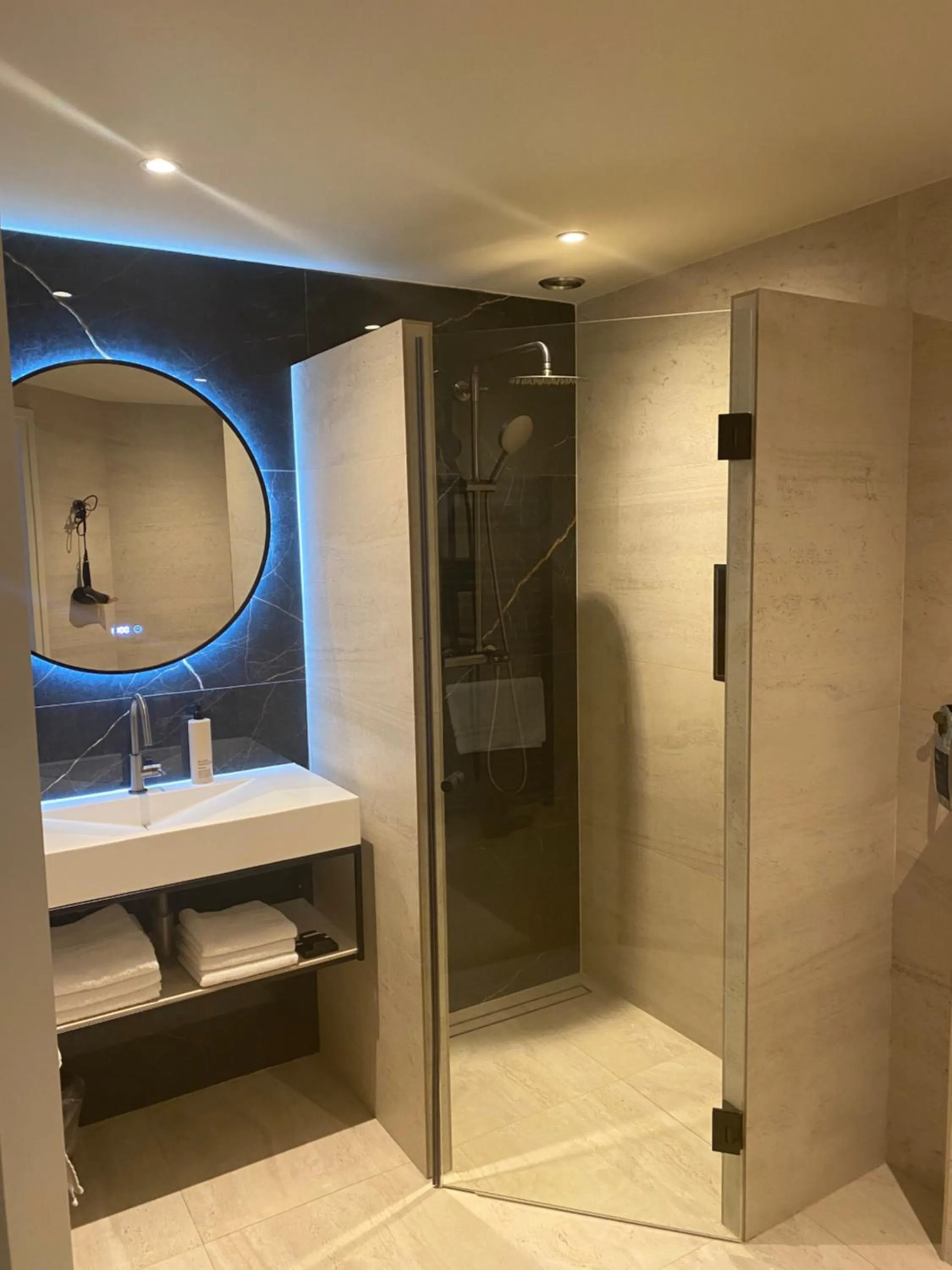 Bathroom in Boutique Hotel Herbergh Amsterdam Airport FREE PARKING