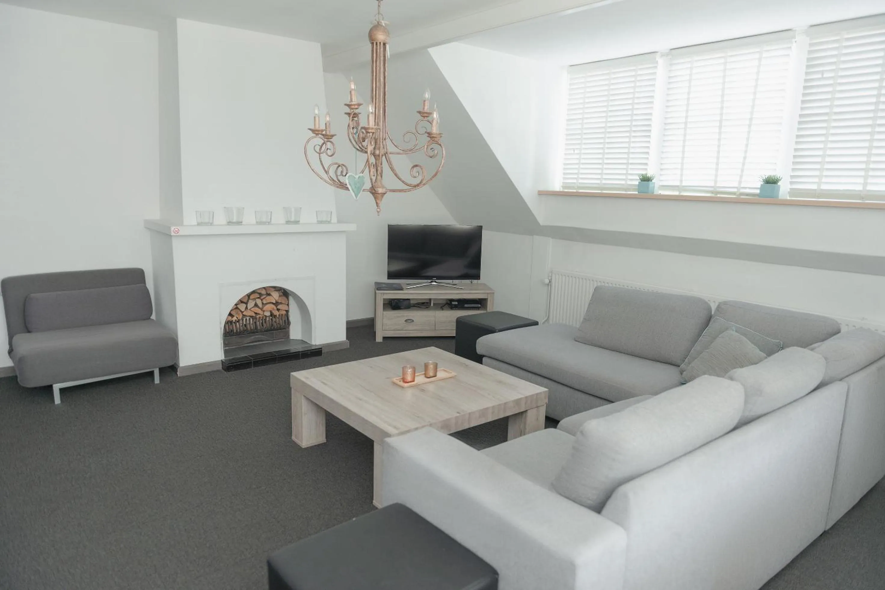 Communal lounge/ TV room in Boutique Hotel Herbergh Amsterdam Airport FREE PARKING