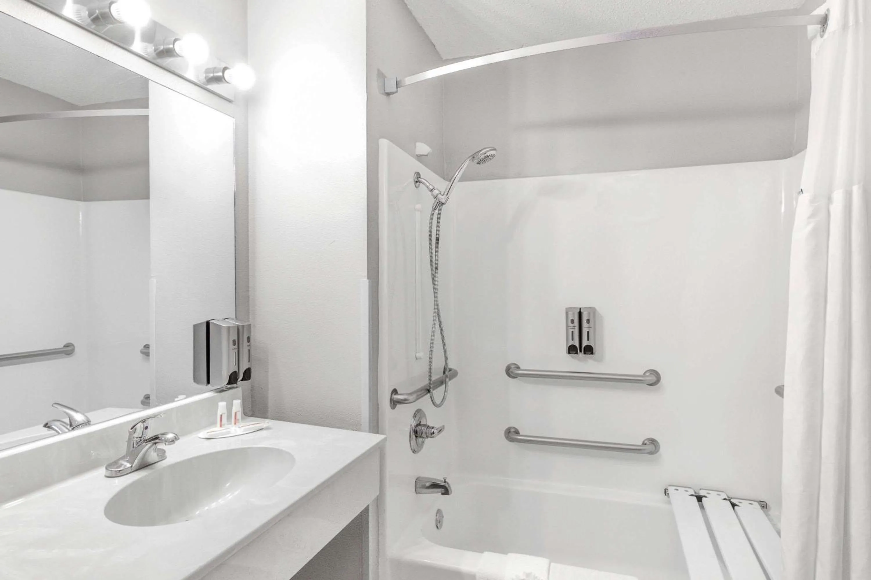 Bathroom in Super 8 by Wyndham Victoria/North/Mall Area