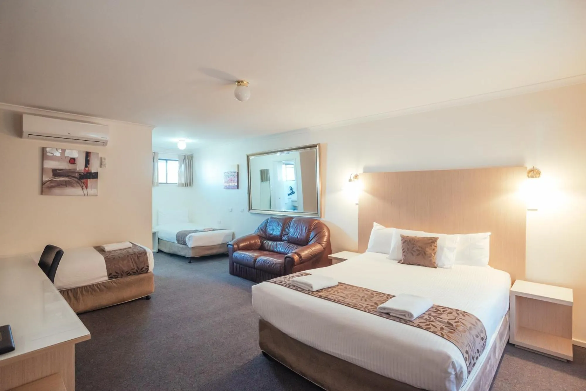 Photo of the whole room, Bed in Coffs Windmill Motel