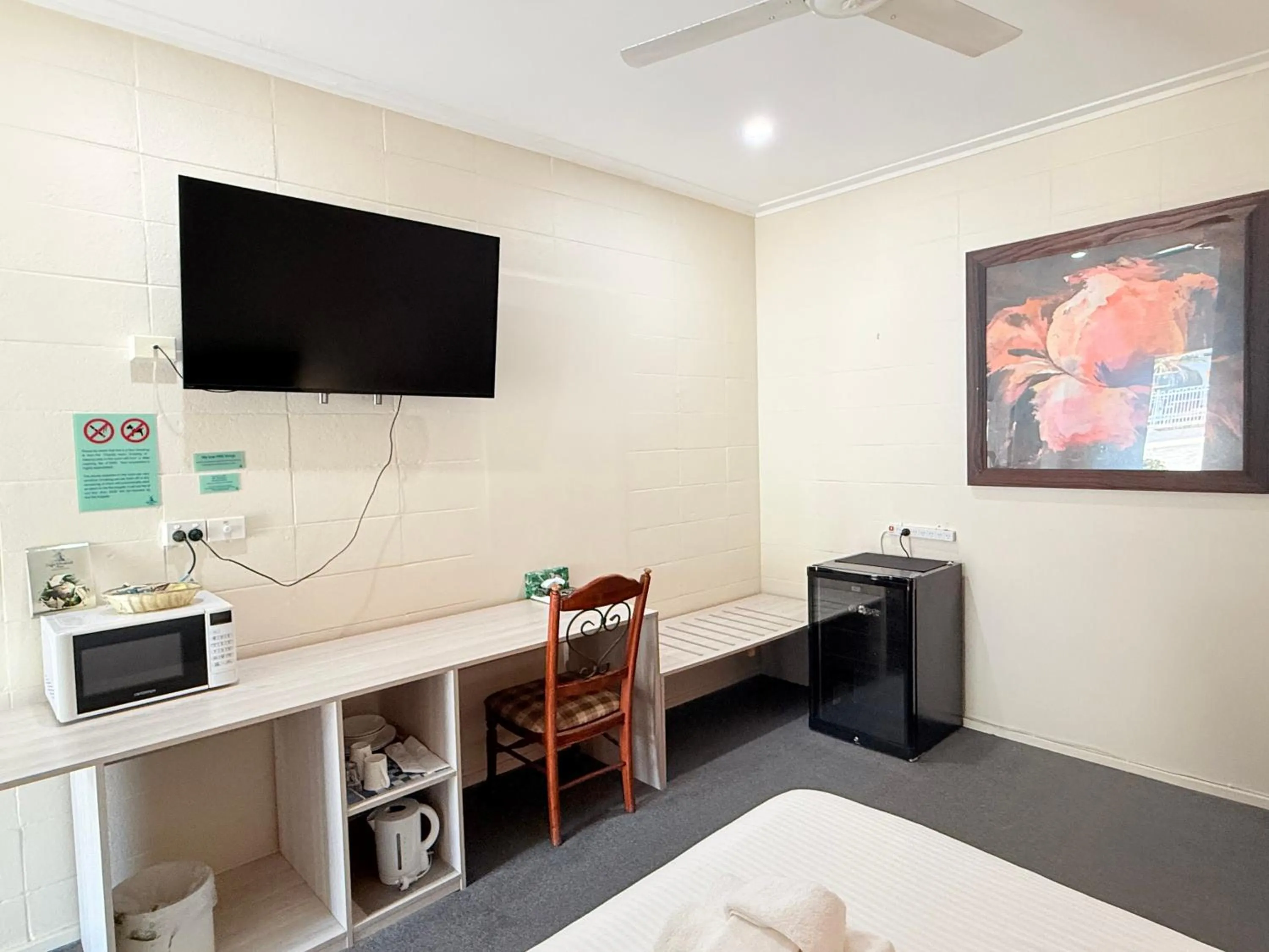 Bed in Coffs Windmill Motel