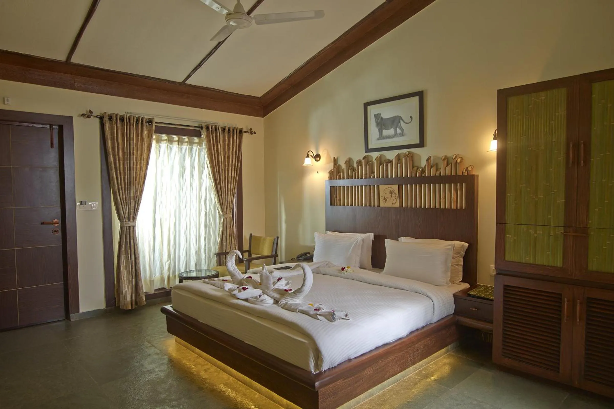 Photo of the whole room, Bed in Asiatic Lion Lodge