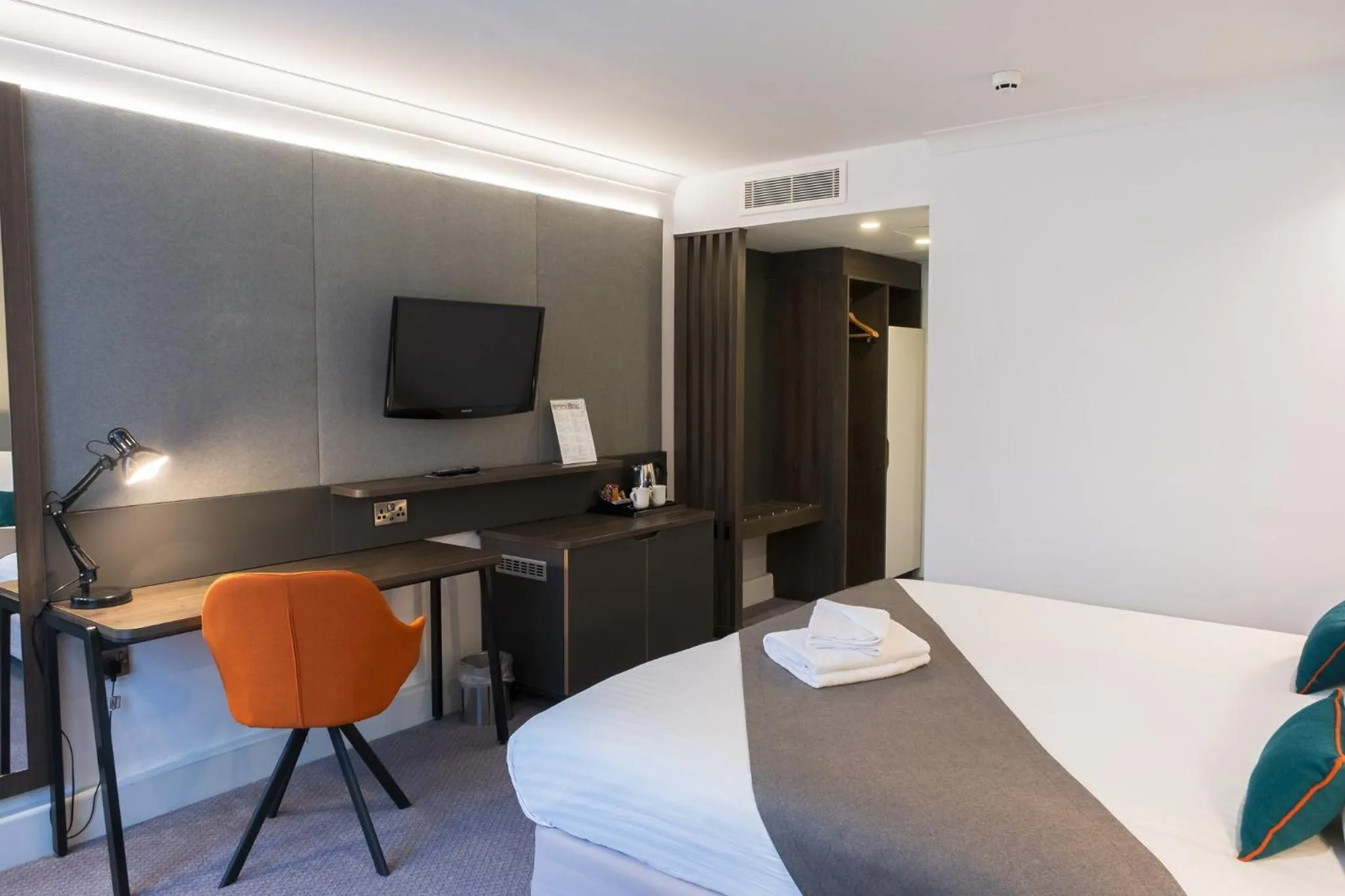 Photo of the whole room, Bed in Holiday Inn Doncaster A1- M Jct 36 by IHG