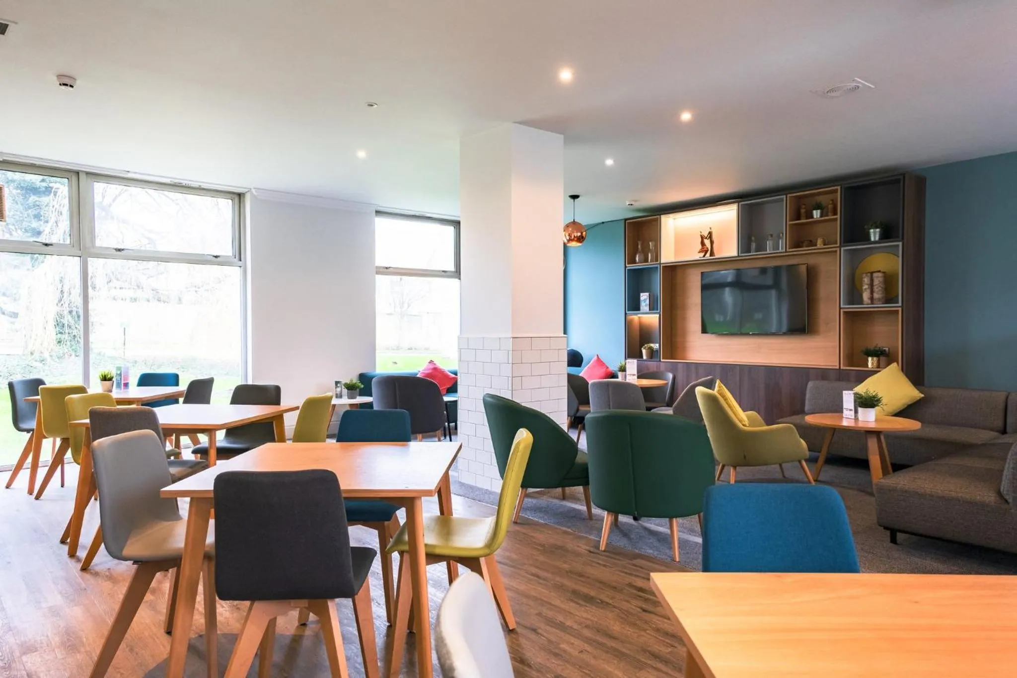 Lounge or bar in Holiday Inn Doncaster A1- M Jct 36 by IHG