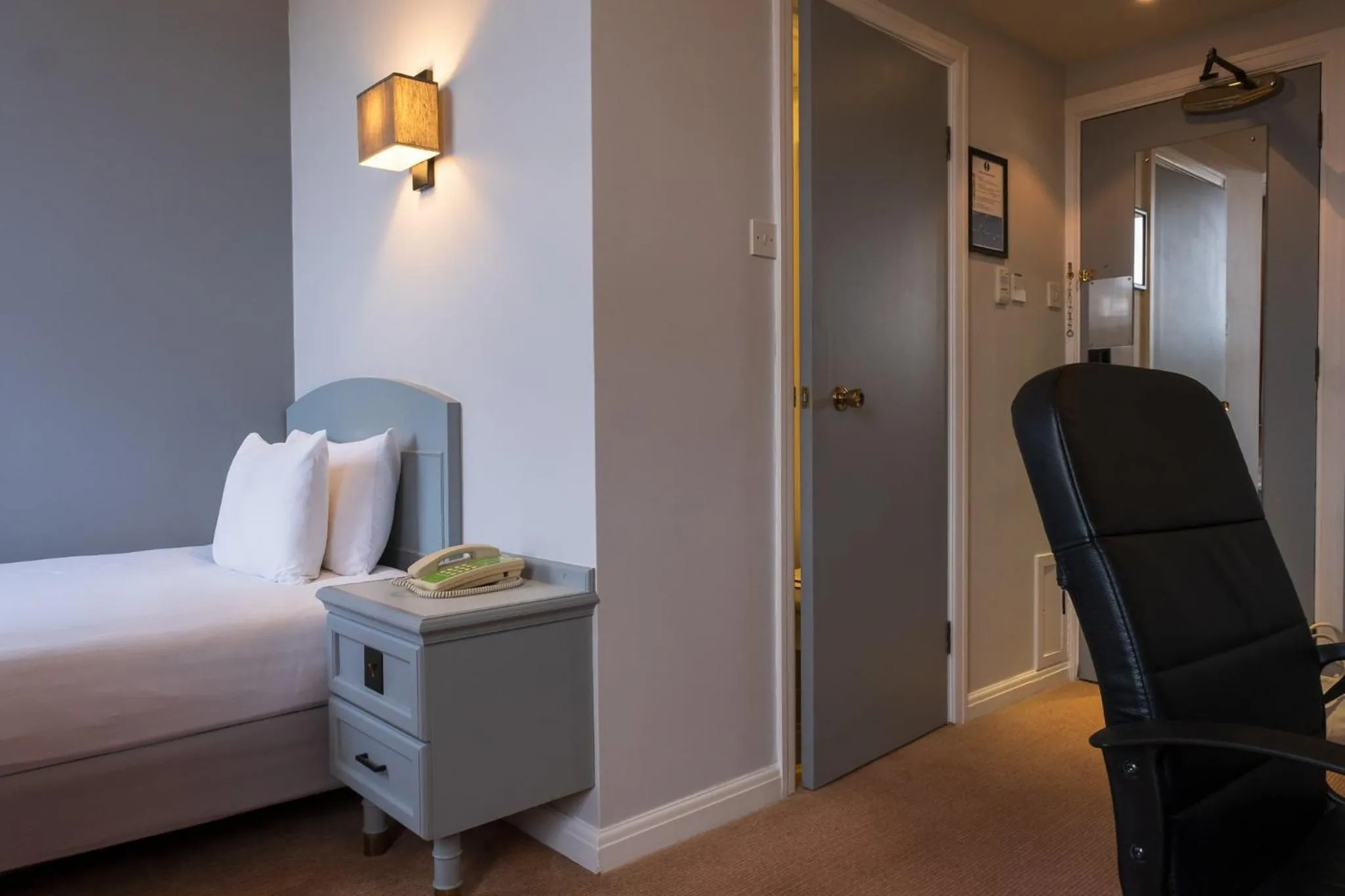 Photo of the whole room, Bed in Holiday Inn Doncaster A1- M Jct 36 by IHG