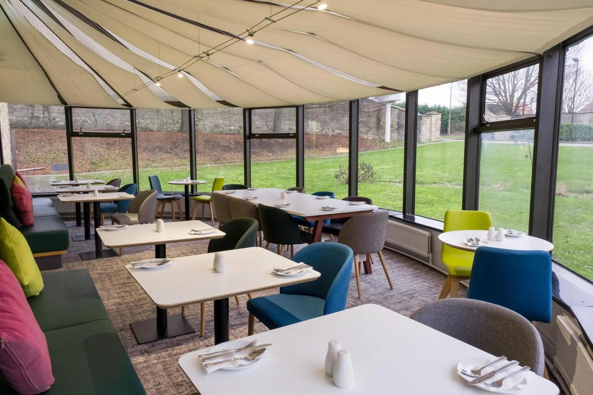 Restaurant/places to eat in Holiday Inn Doncaster A1- M Jct 36 by IHG