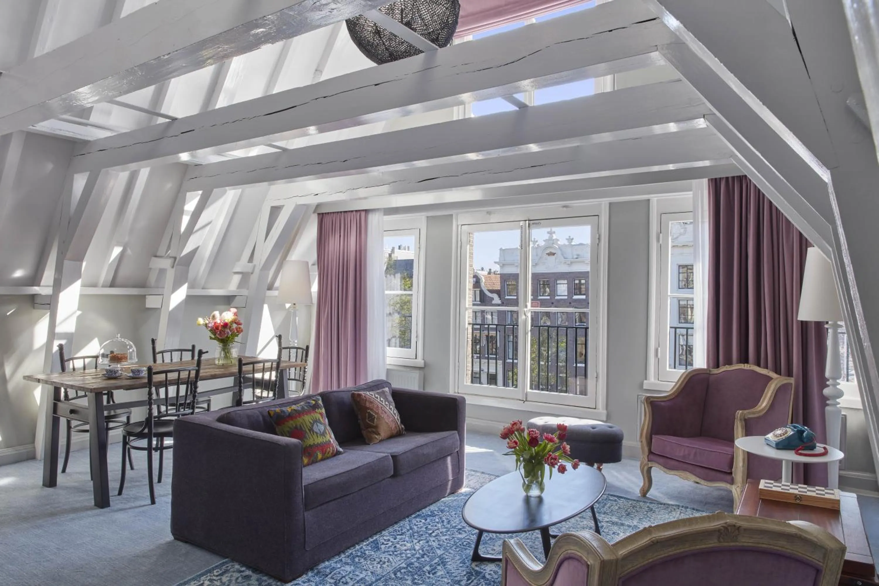 Living room in Pulitzer Amsterdam