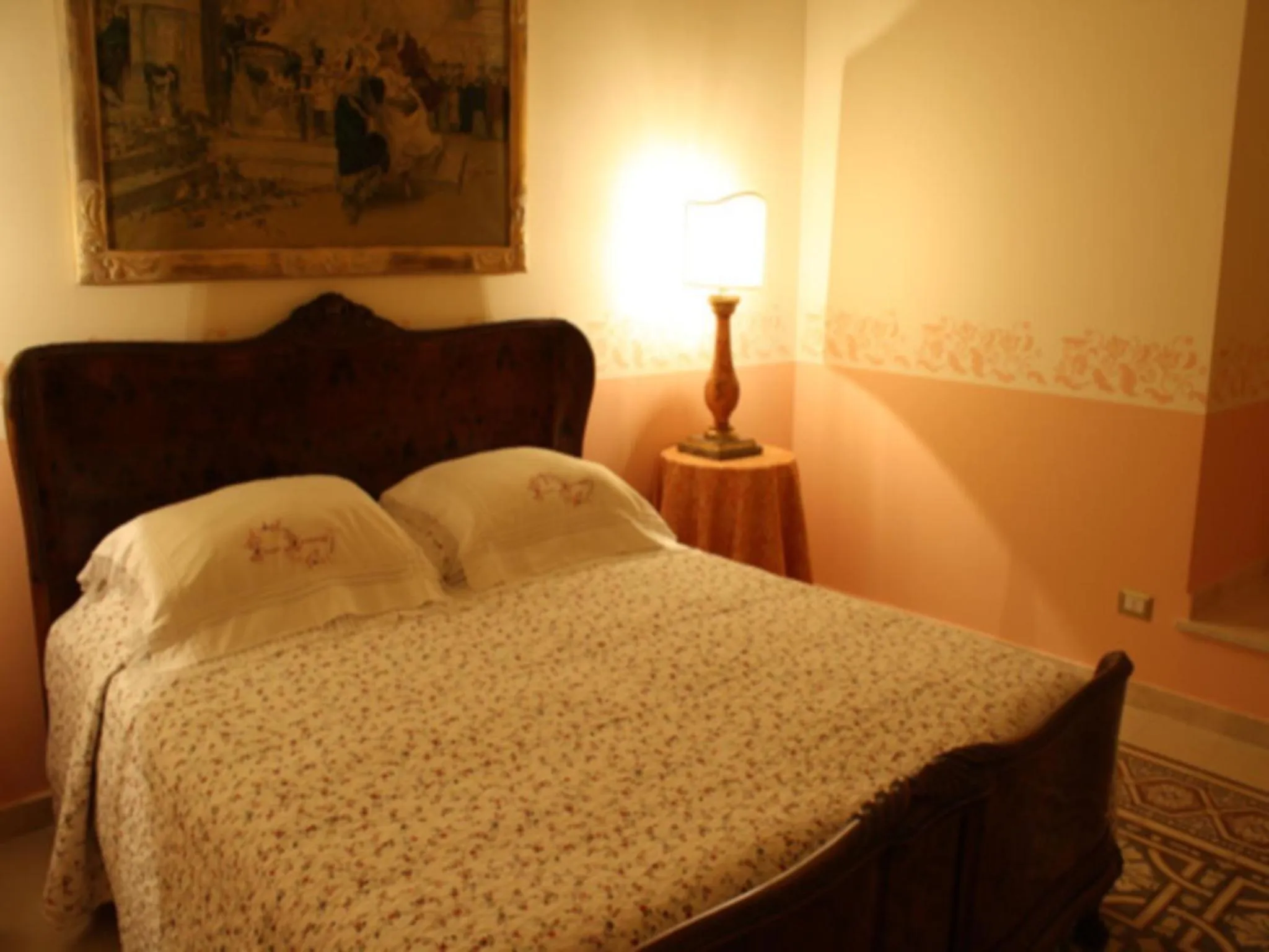 Decorative detail, Bed in ex BENEFICIO Santa MARIA della SCALA B&B de Charme