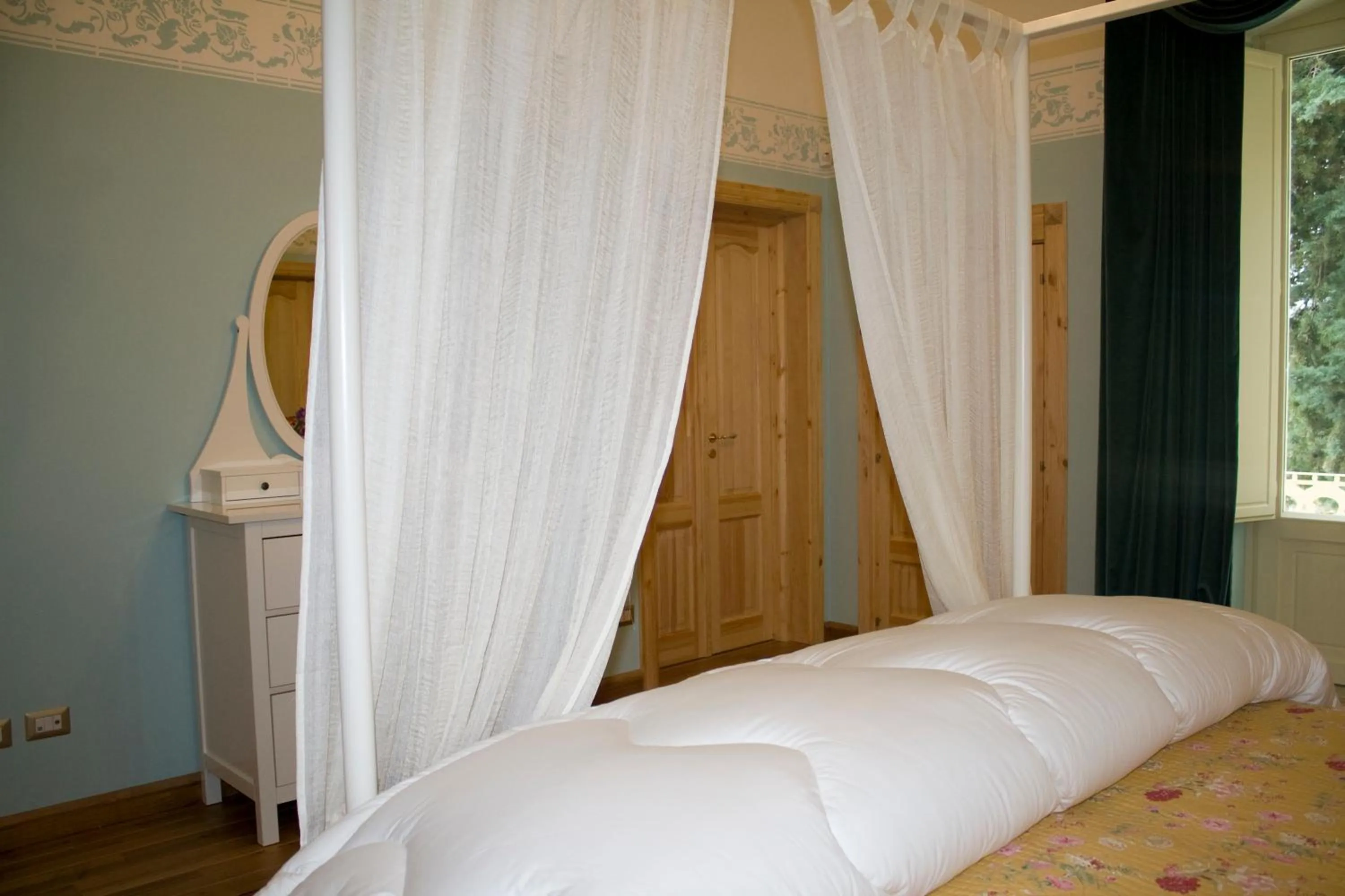 Decorative detail, Bed in ex BENEFICIO Santa MARIA della SCALA B&B de Charme