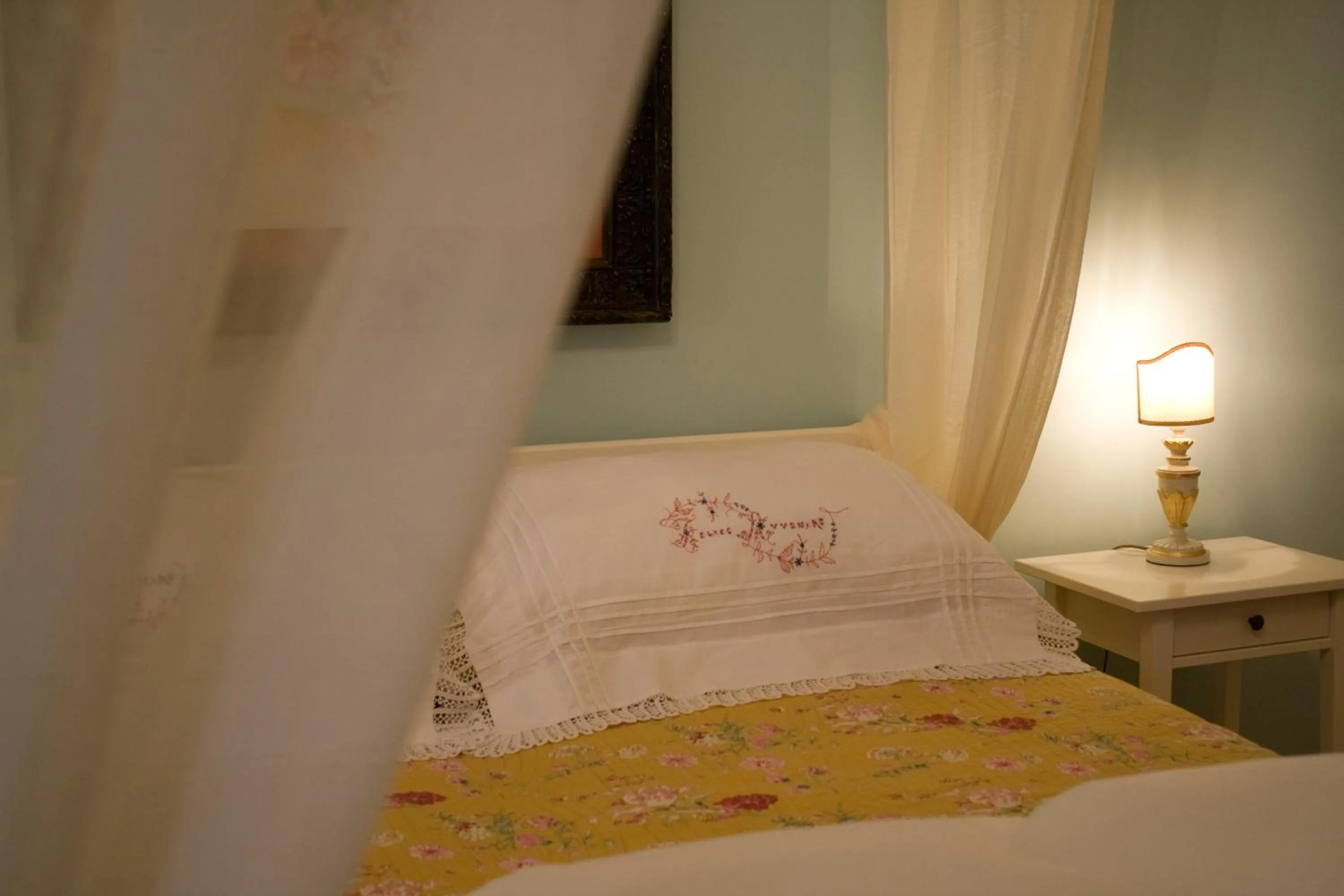 Decorative detail, Bed in ex BENEFICIO Santa MARIA della SCALA B&B de Charme