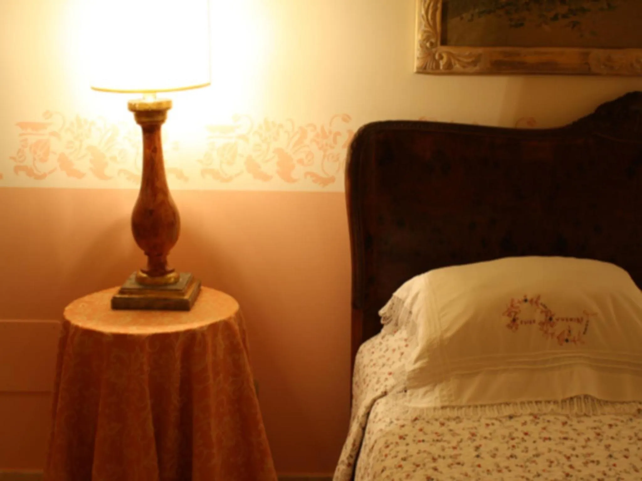 Decorative detail, Bed in ex BENEFICIO Santa MARIA della SCALA B&B de Charme