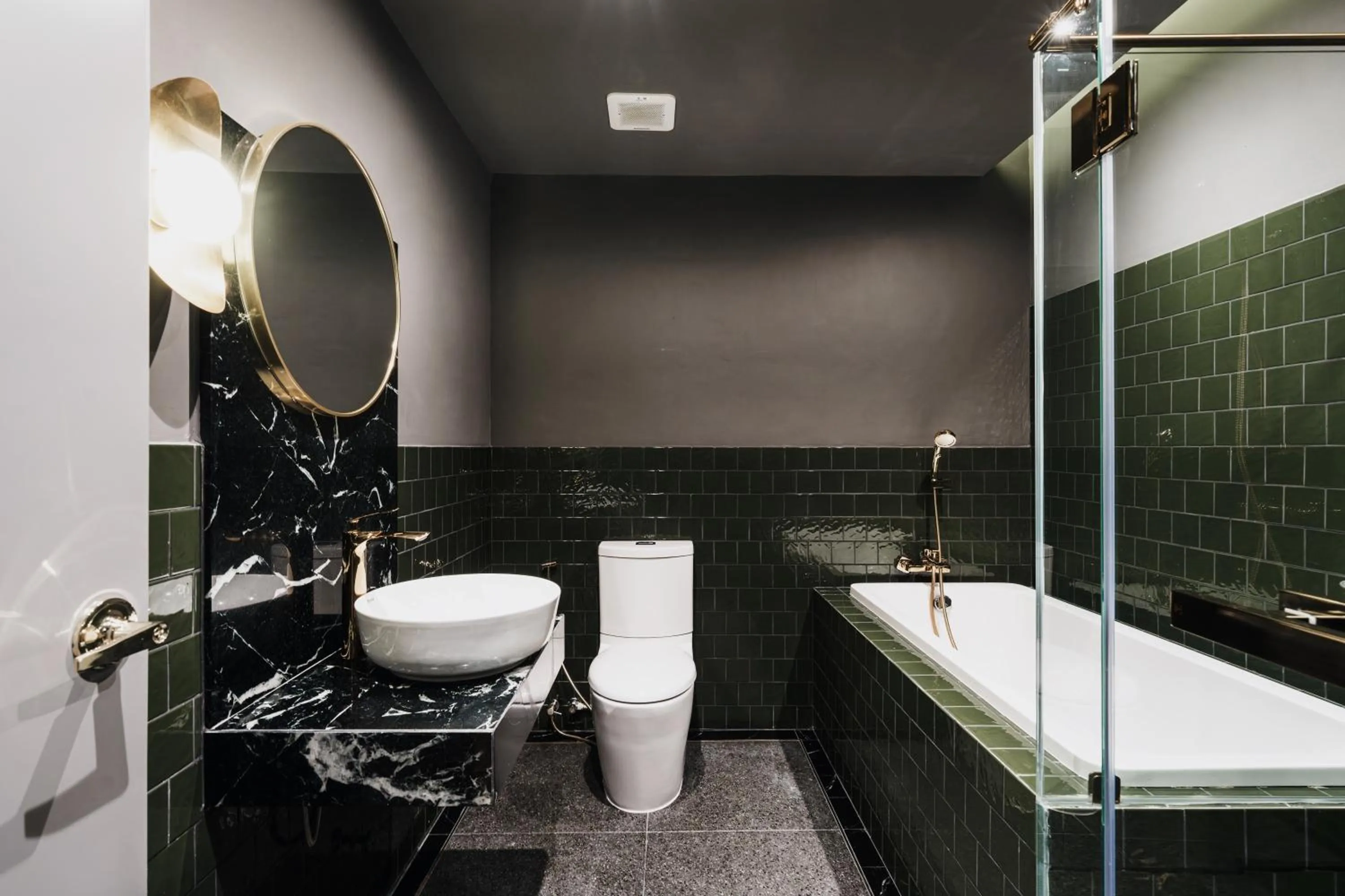 Shower in Cher Hostel Bangkok