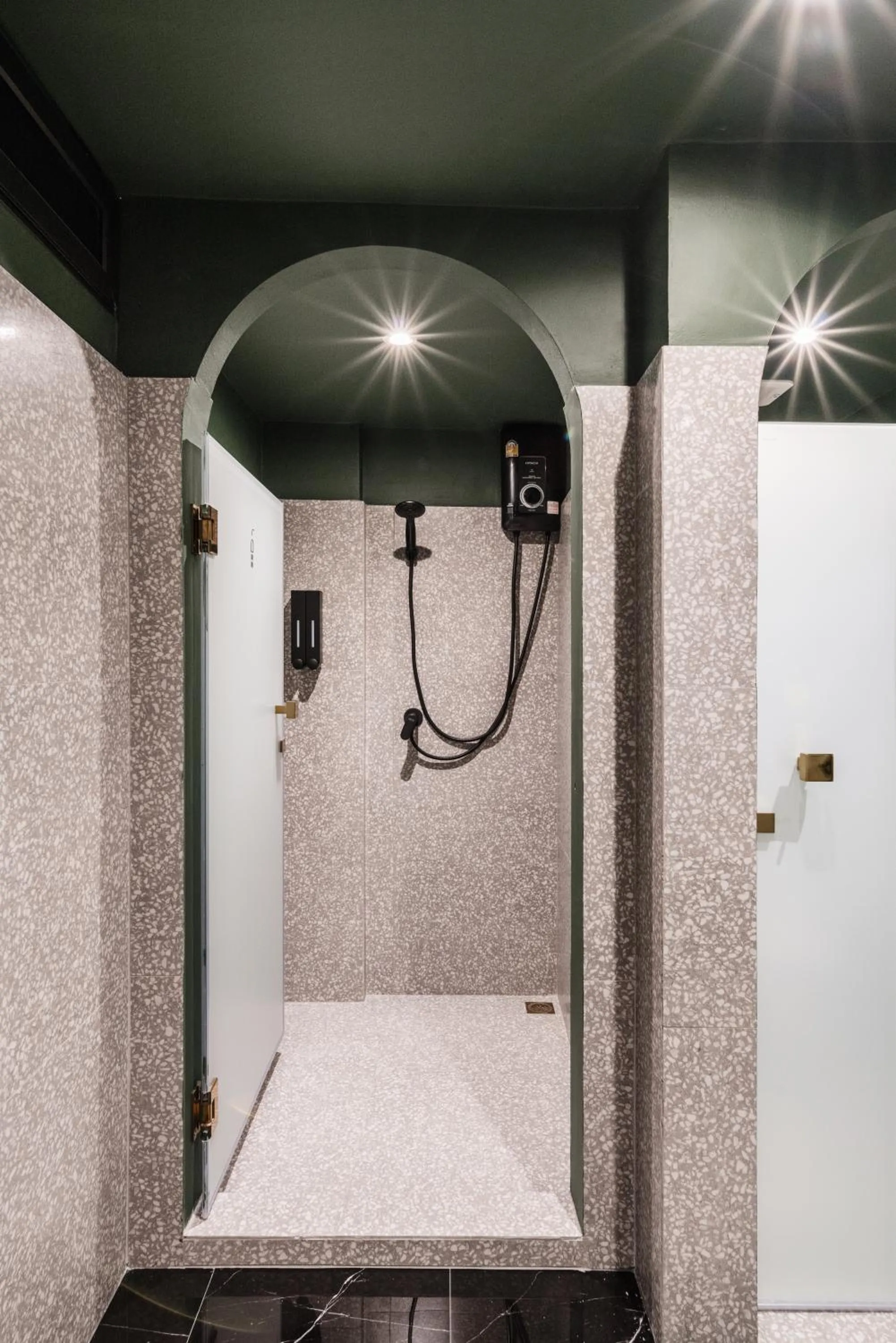 Shower in Cher Hostel Bangkok