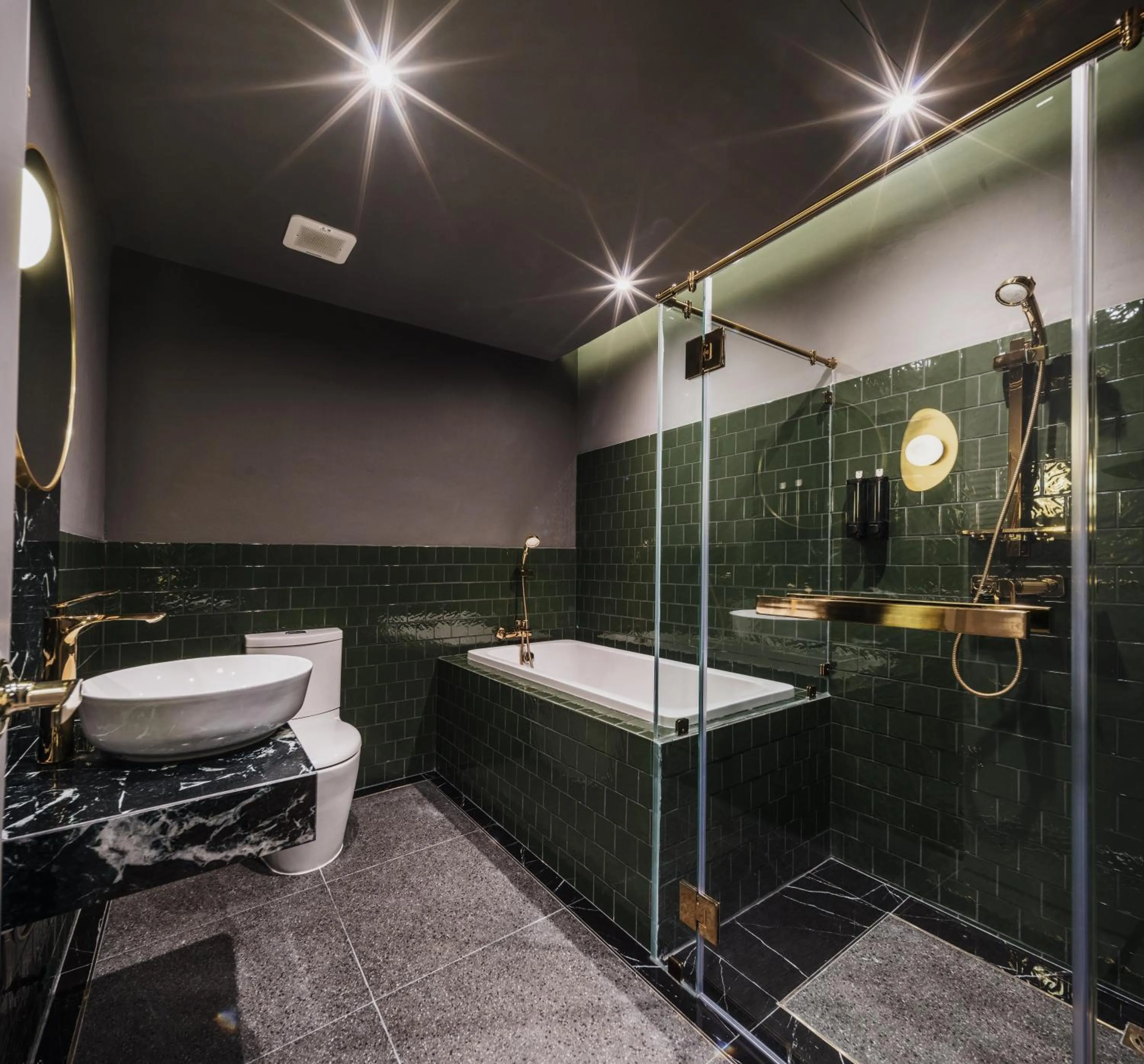 Shower in Cher Hostel Bangkok