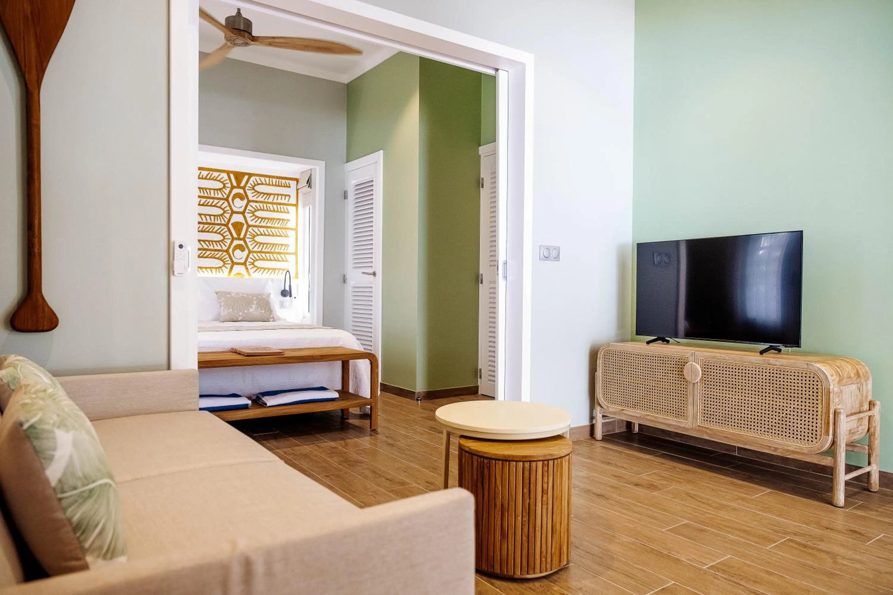 Living room, Bed in Niu Beach Hôtel Moorea