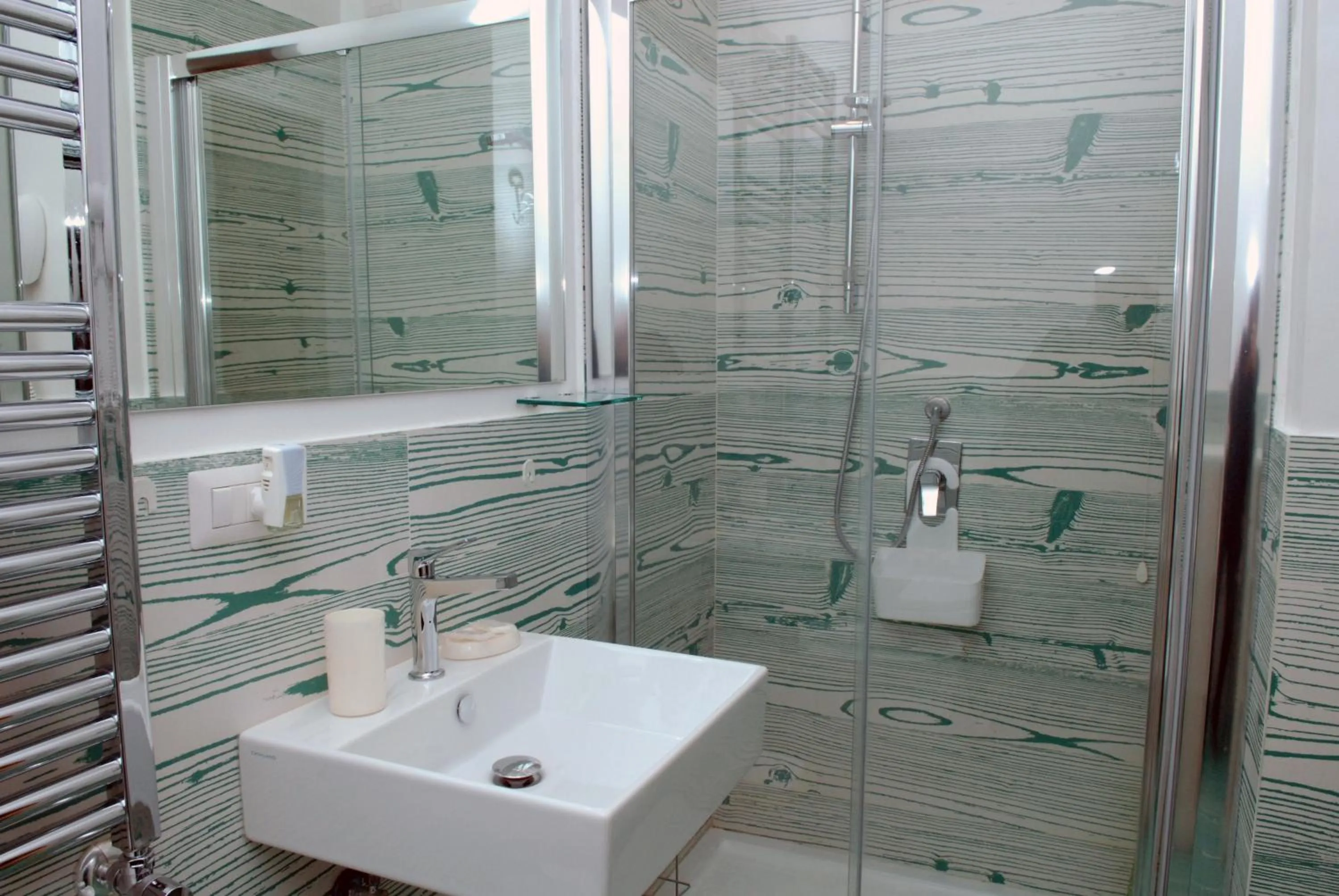 Shower in Divine Bed & Breakfast