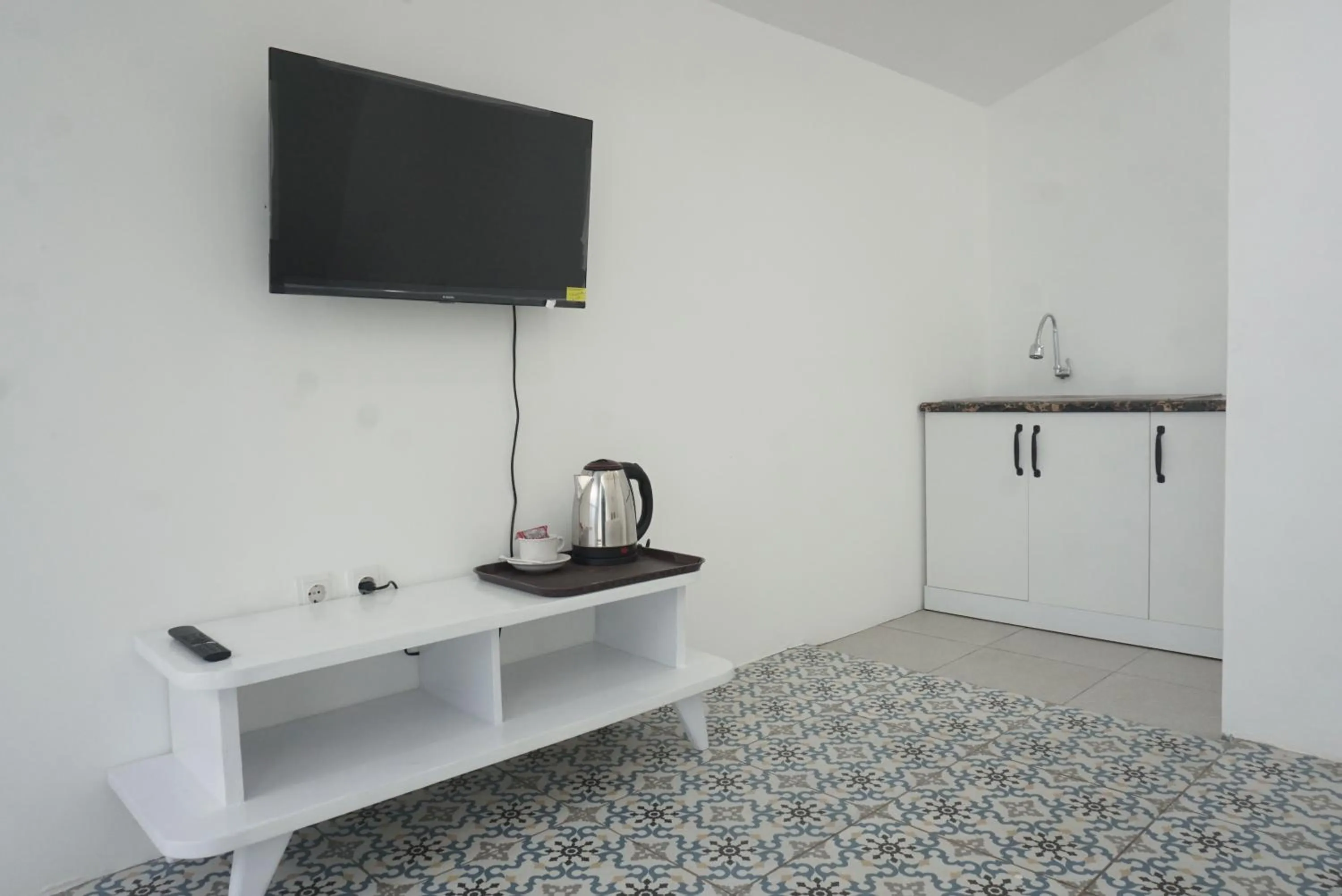 TV and multimedia in Ellada Garden