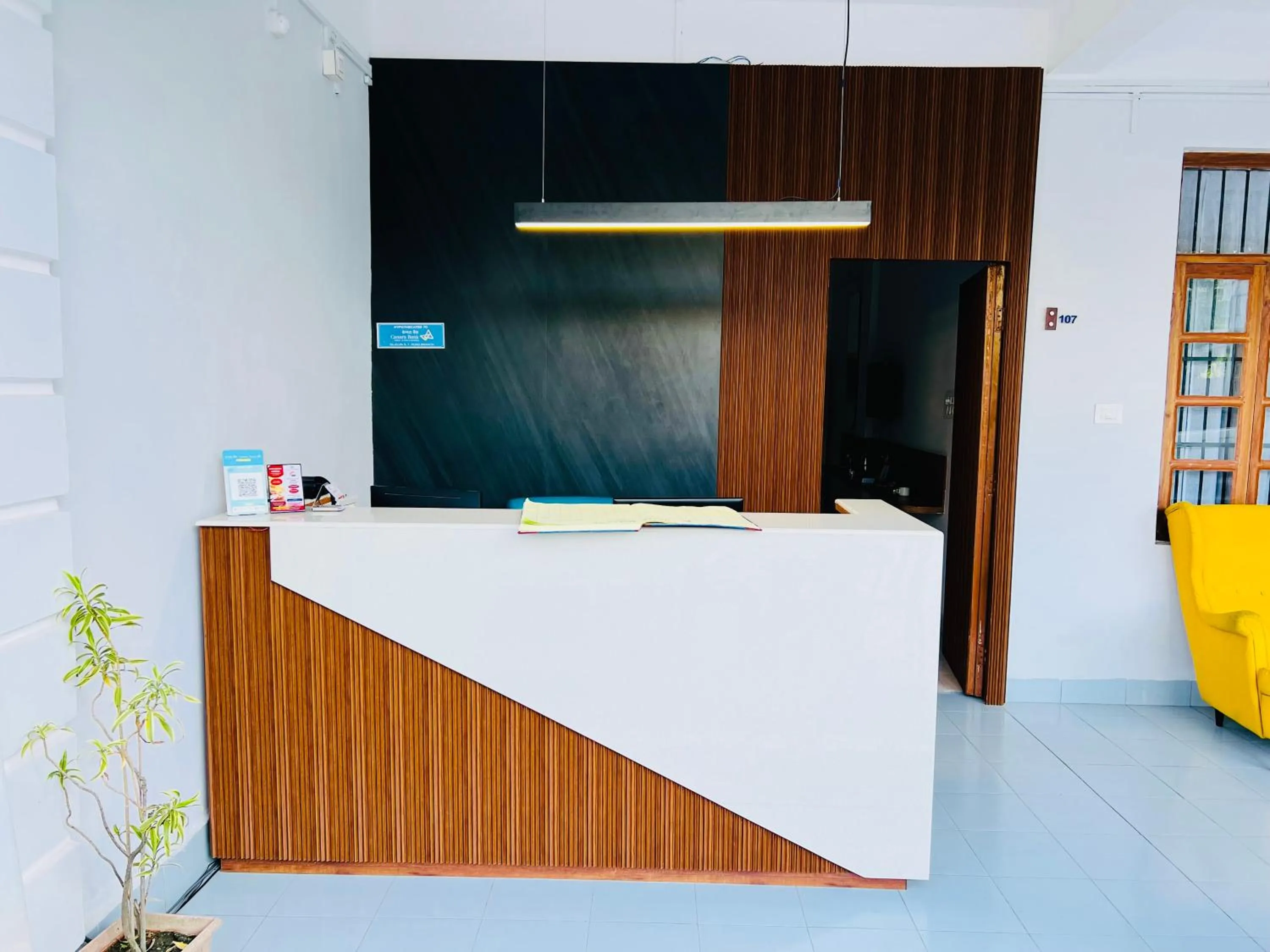 Text overlay in Hotel Insta 18