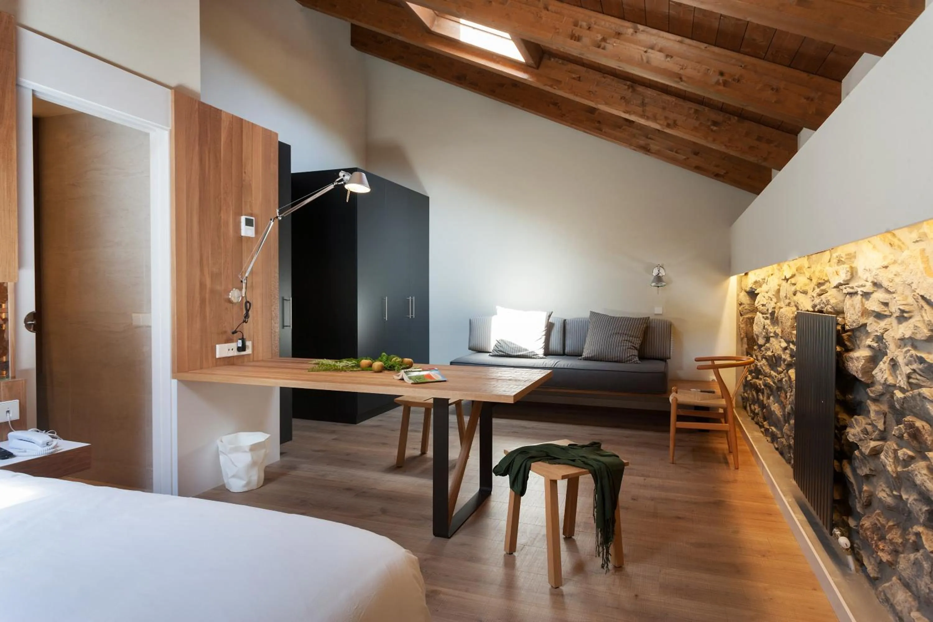 Bedroom, Bed in Palacio de Yrisarri by IrriSarri Land