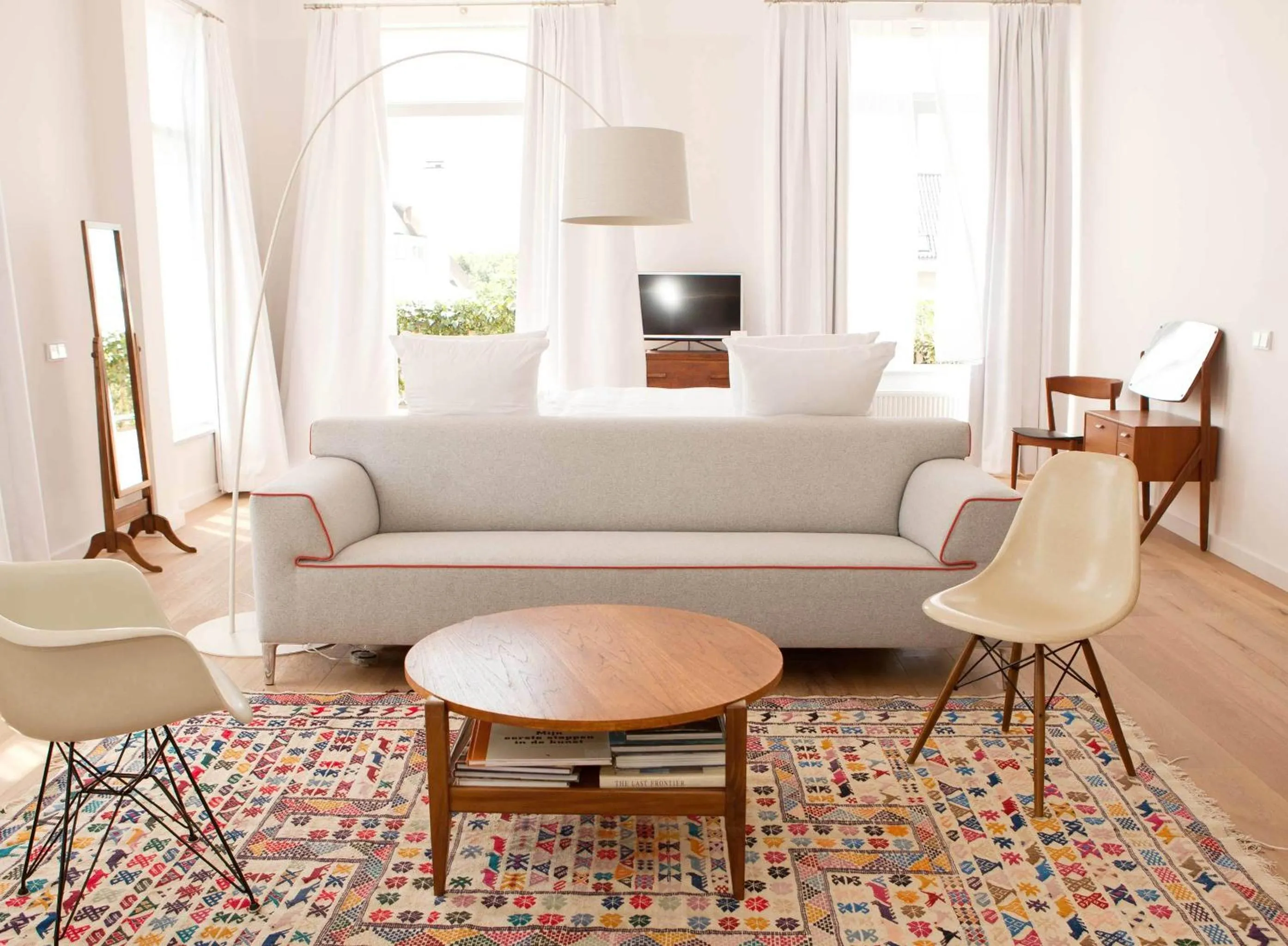 Seating area in Vesper Hotel