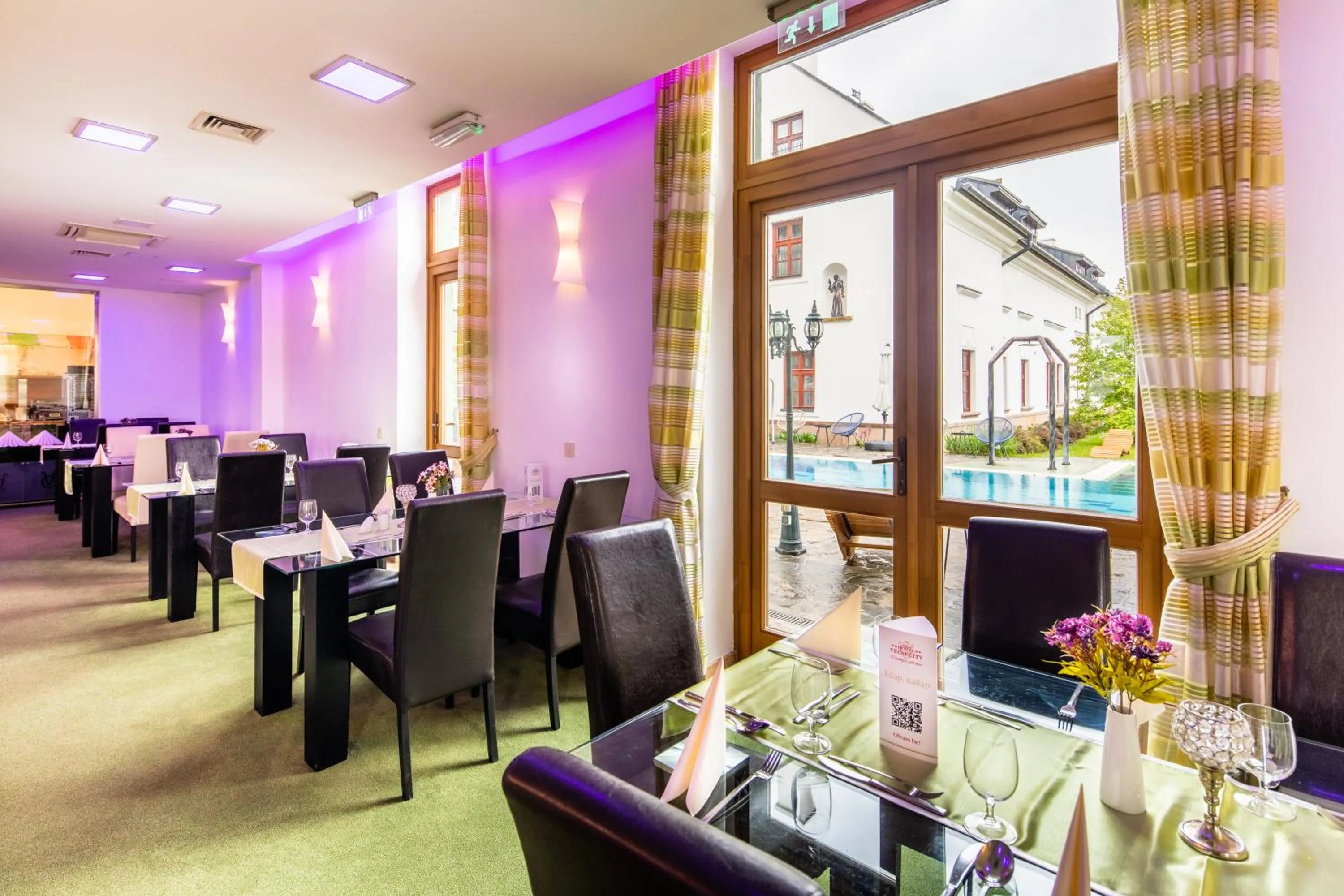 Restaurant/places to eat in Hotel Vécsecity