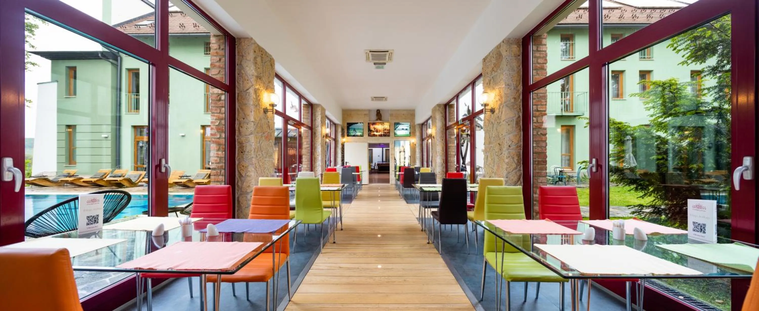 Restaurant/places to eat in Hotel Vécsecity