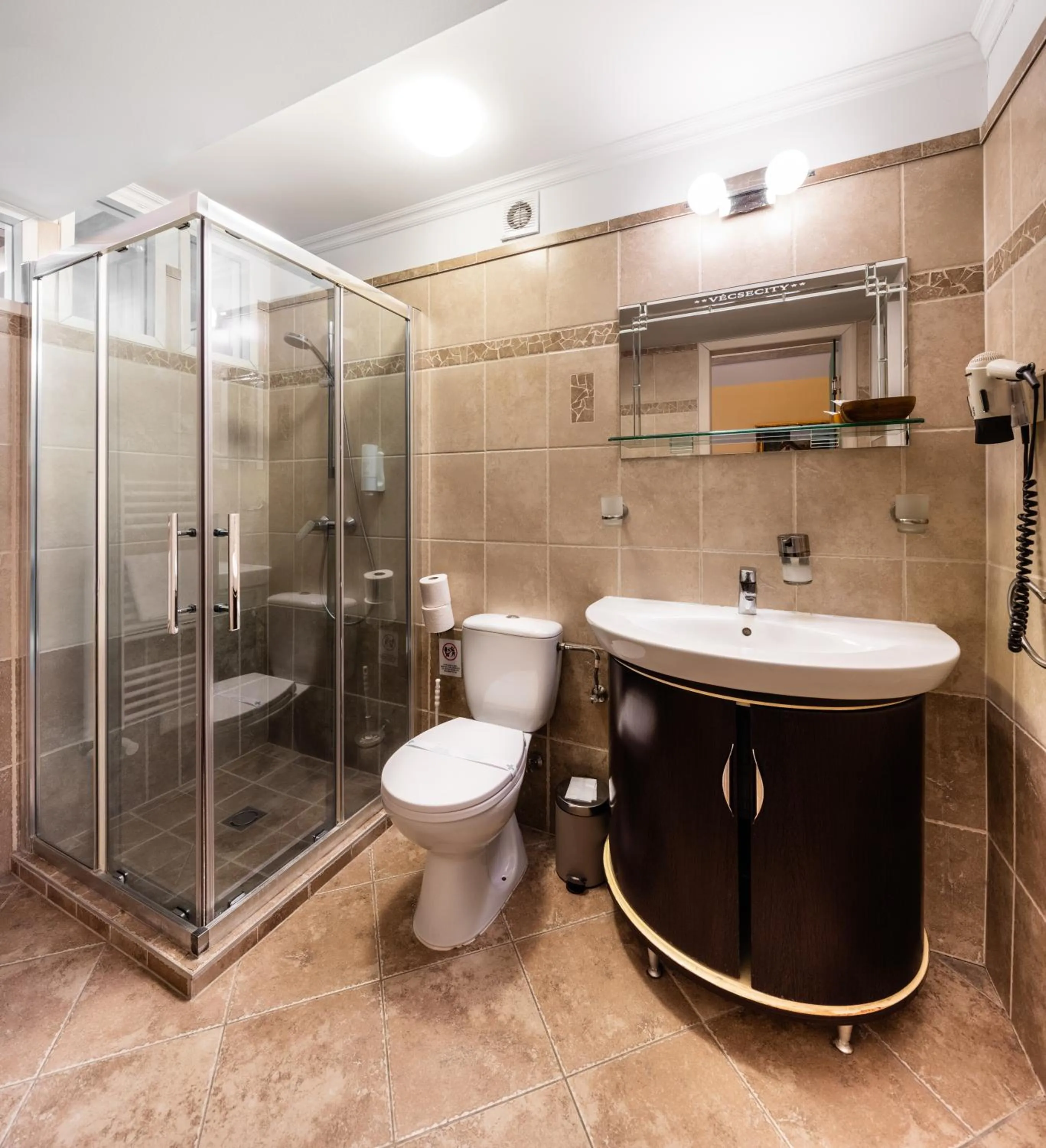Shower in Hotel Vécsecity