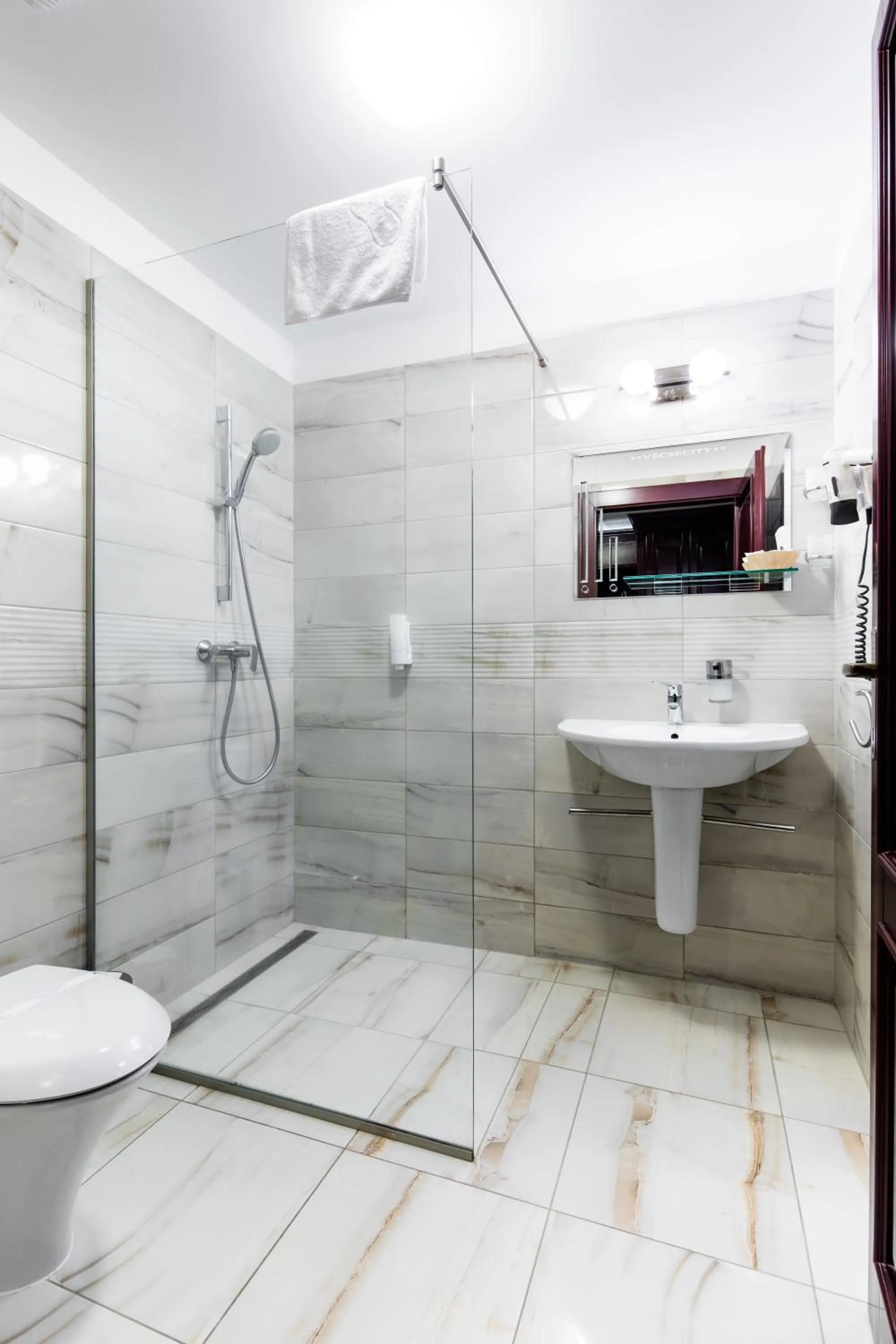 Shower in Hotel Vécsecity