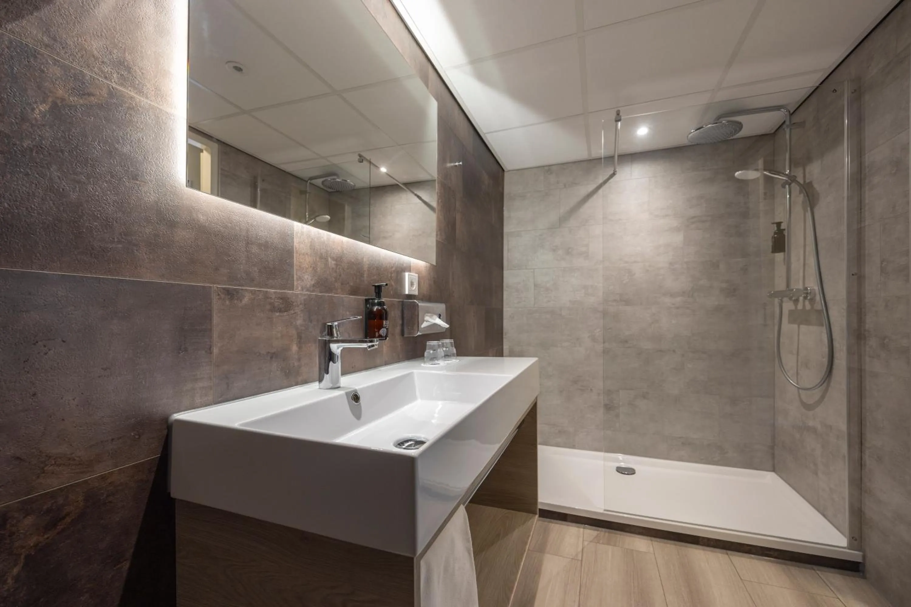 Bathroom in Fletcher Hotel Jan van Scorel