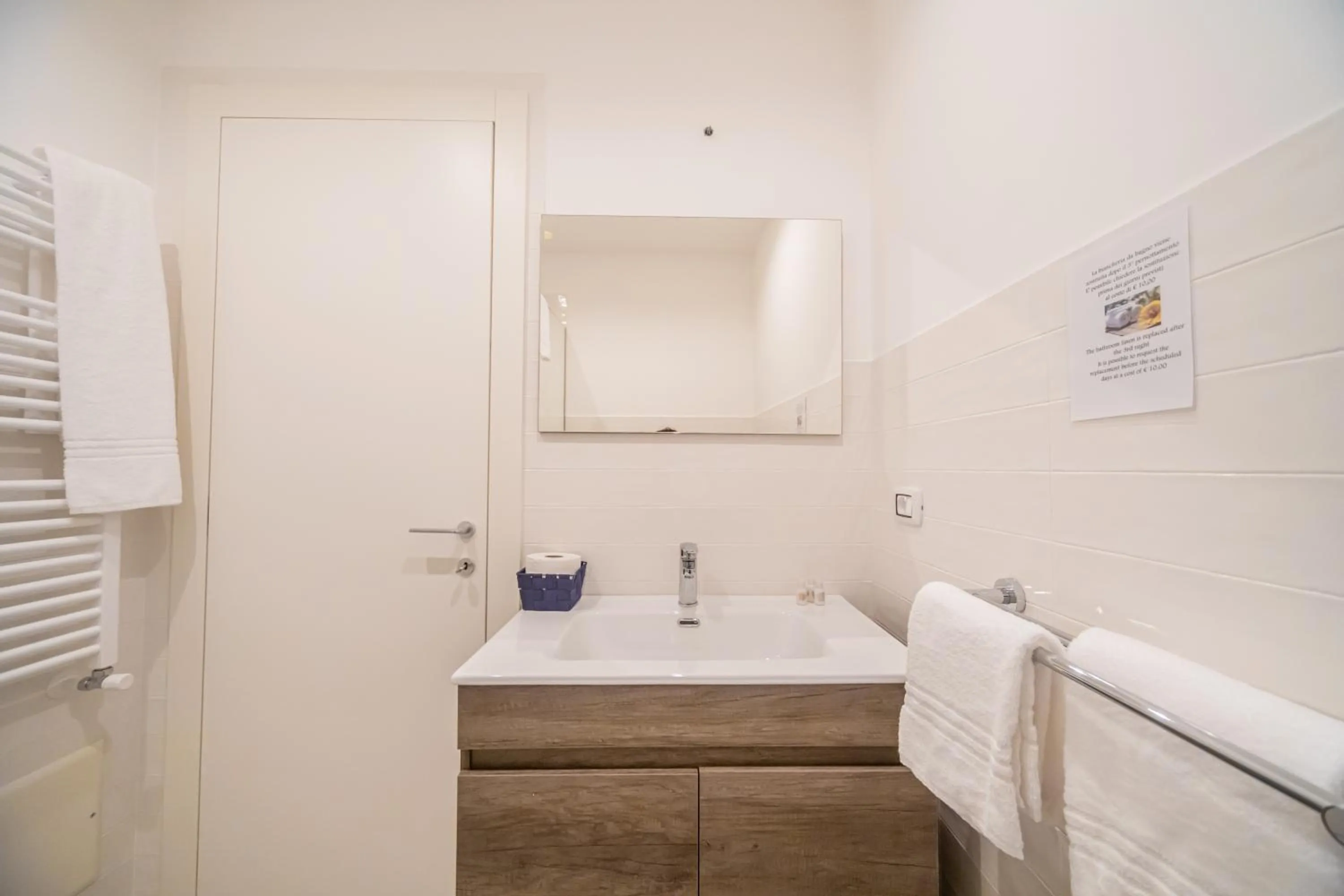 Bathroom in HAPPYROOMS