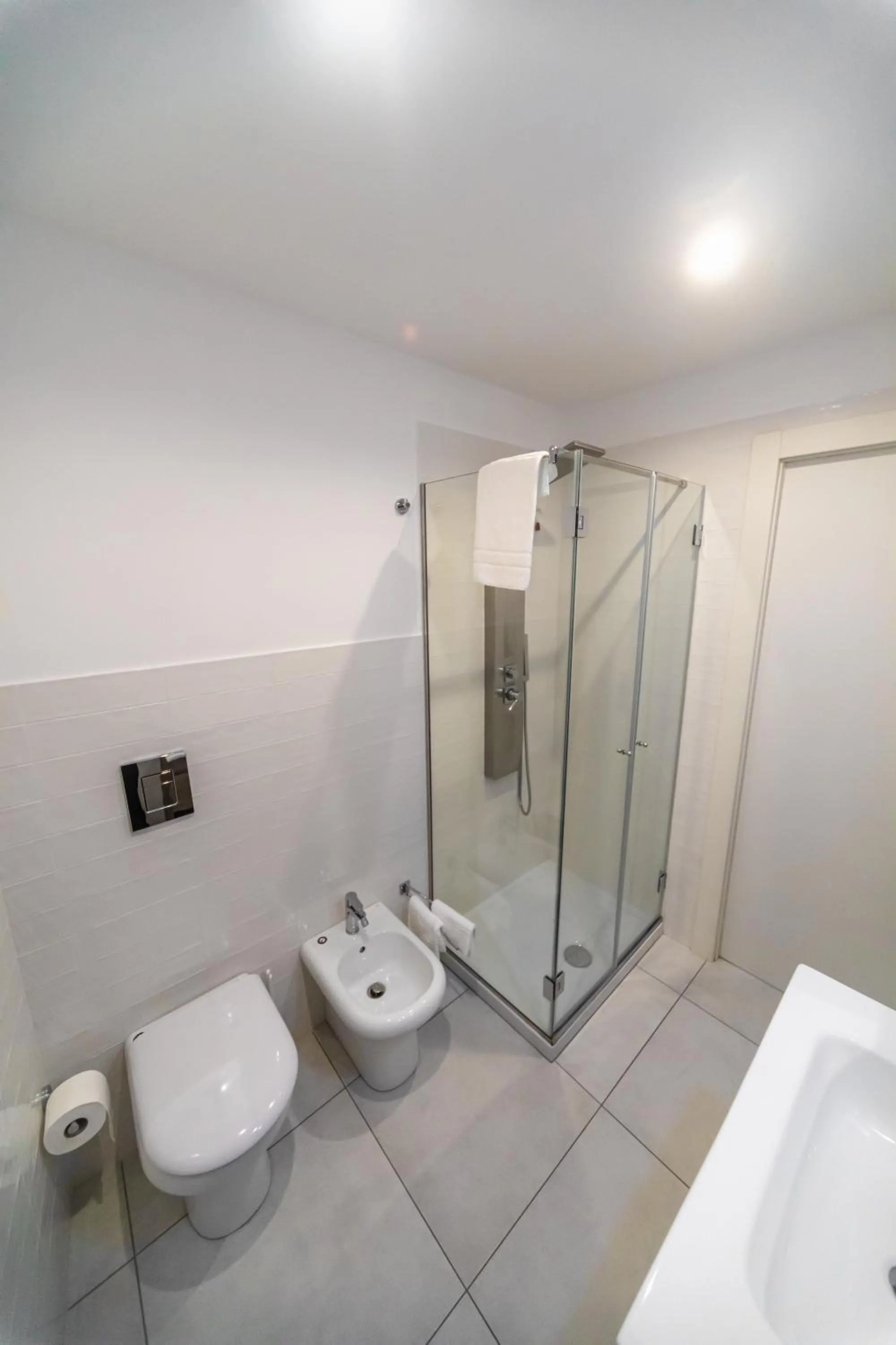 Shower in HAPPYROOMS