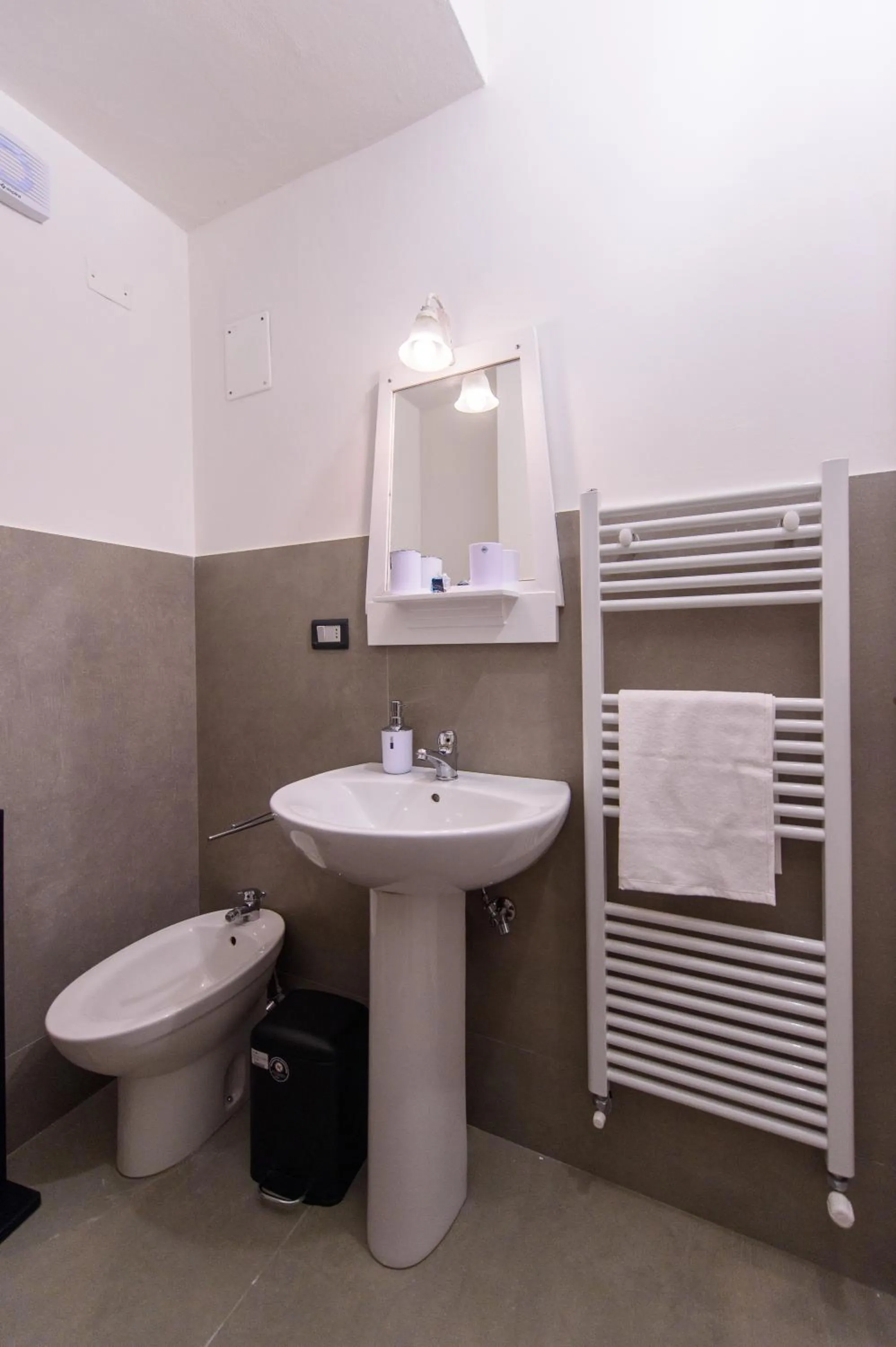 Toilet, Bathroom in Al Rayyan - Affittacamere