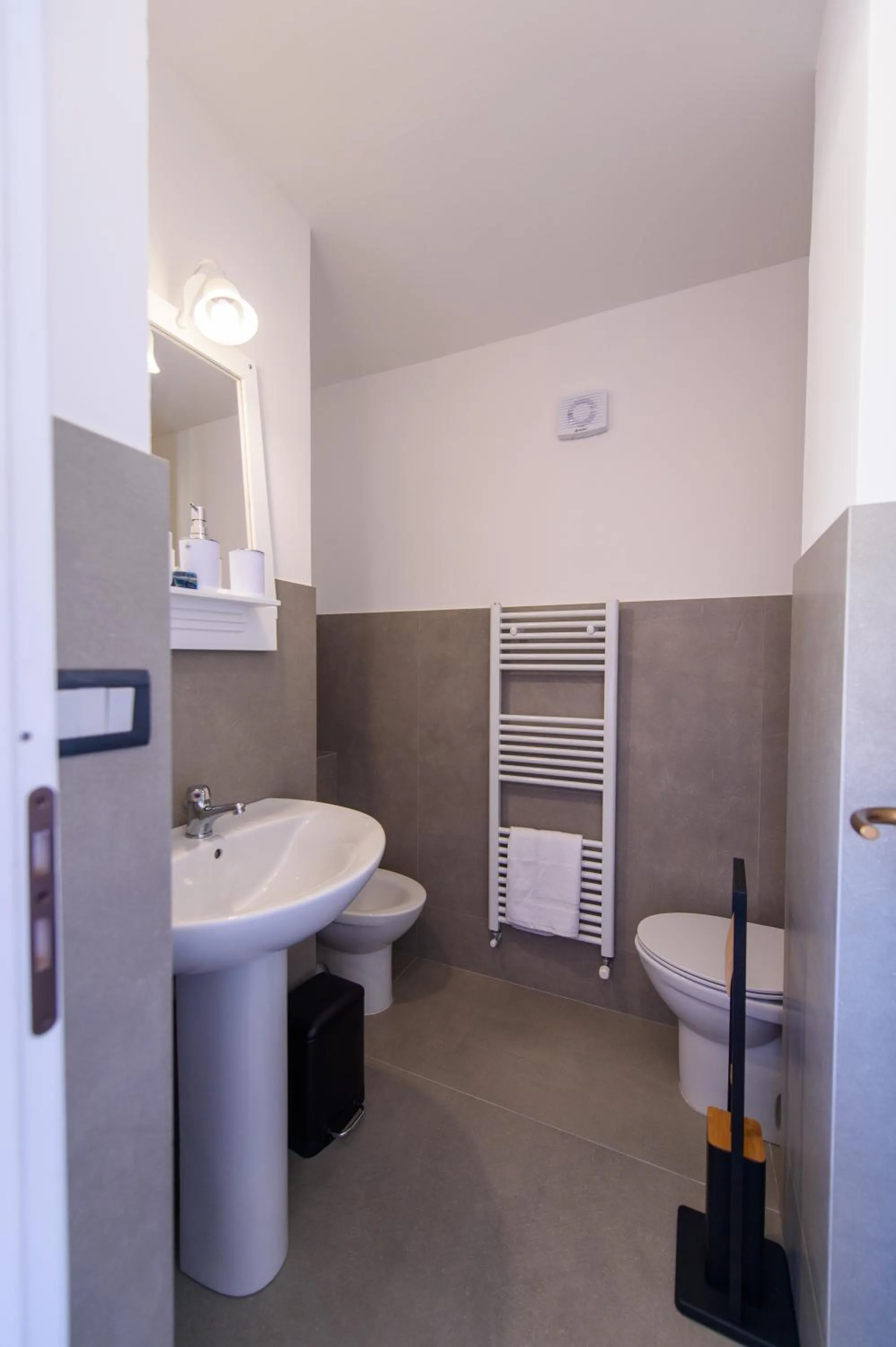 Toilet, Bathroom in Al Rayyan - Affittacamere