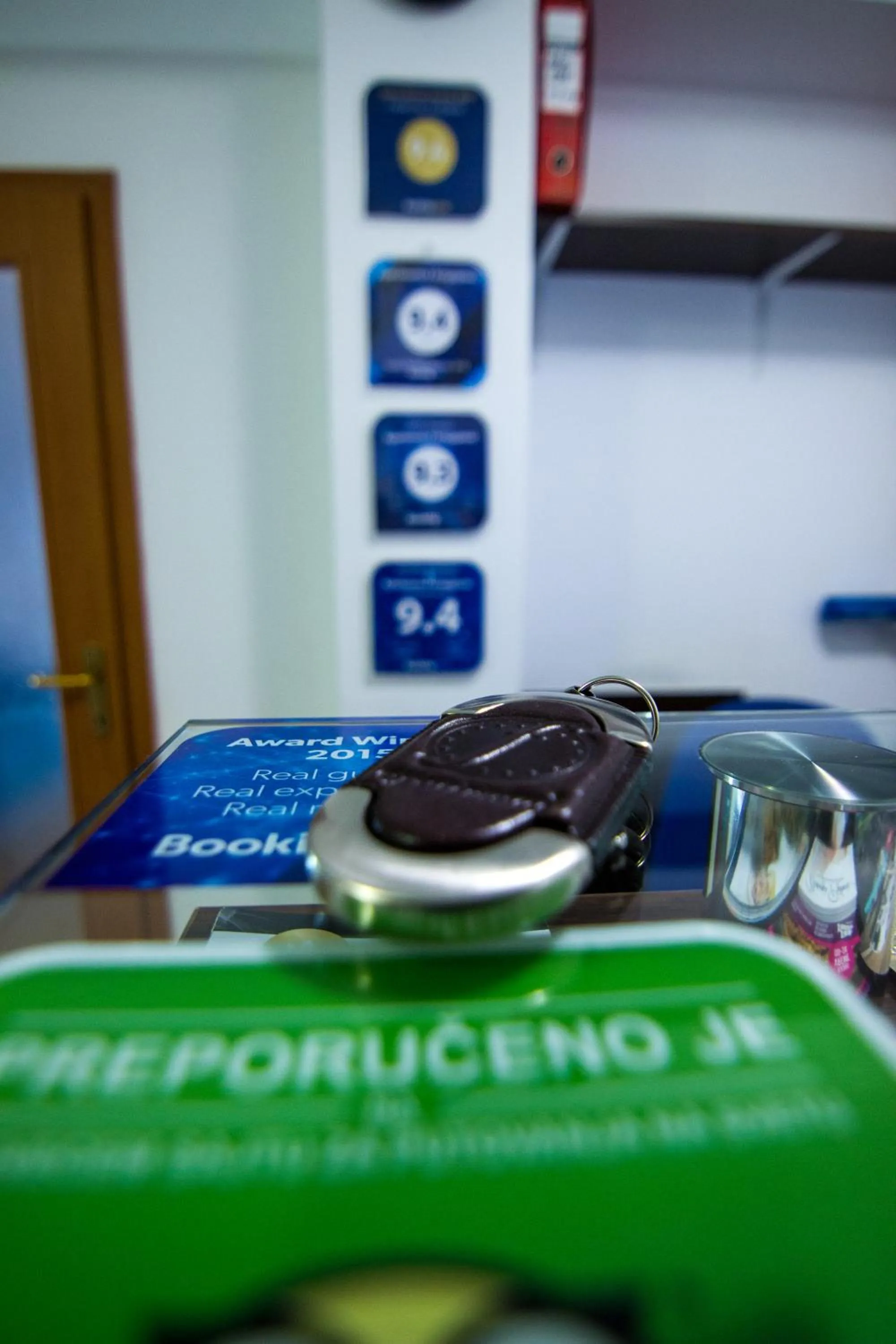 Logo/Certificate/Sign in F Apartmani Kragujevac