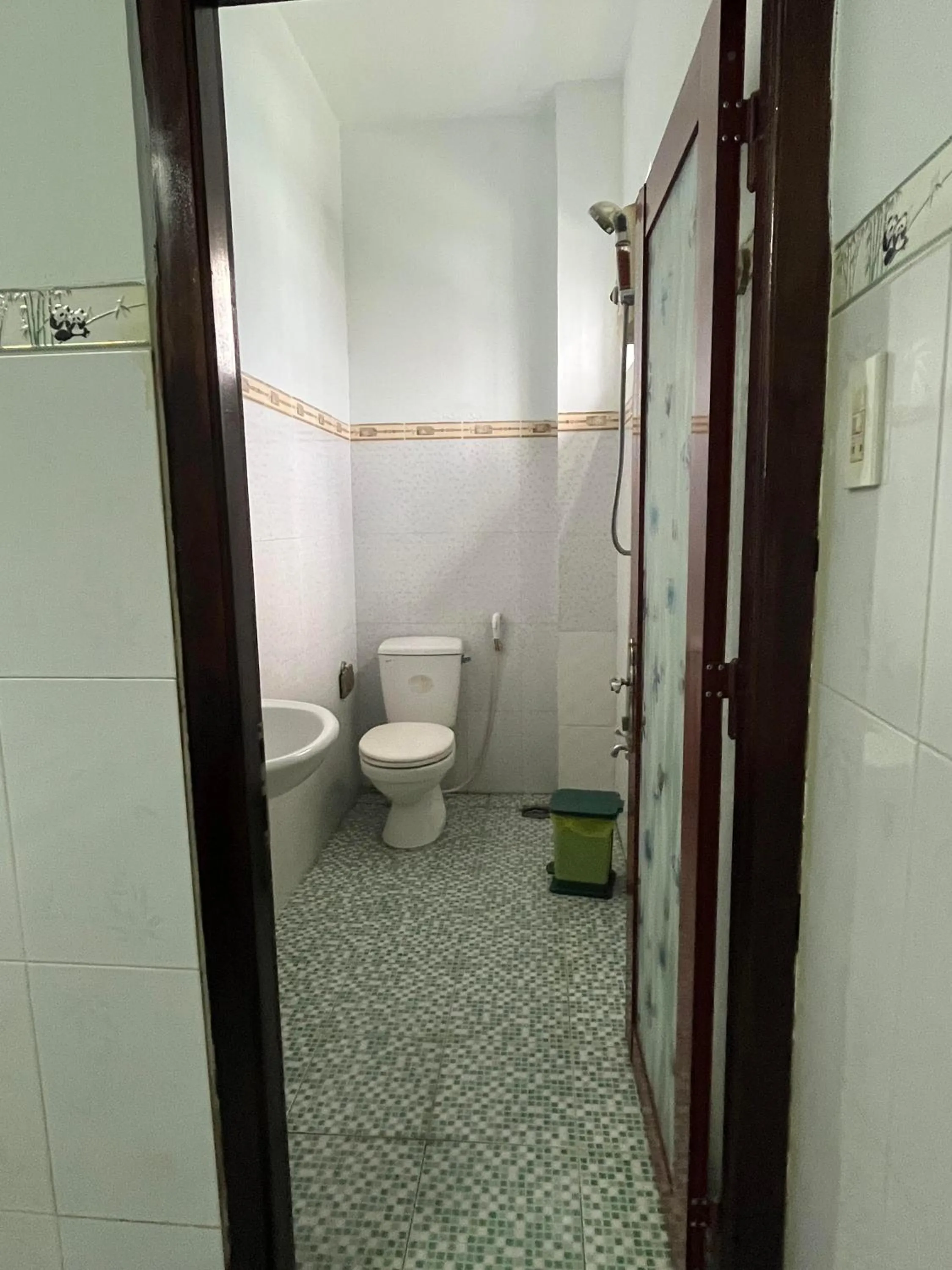 Shower in Cát Phượng Motel