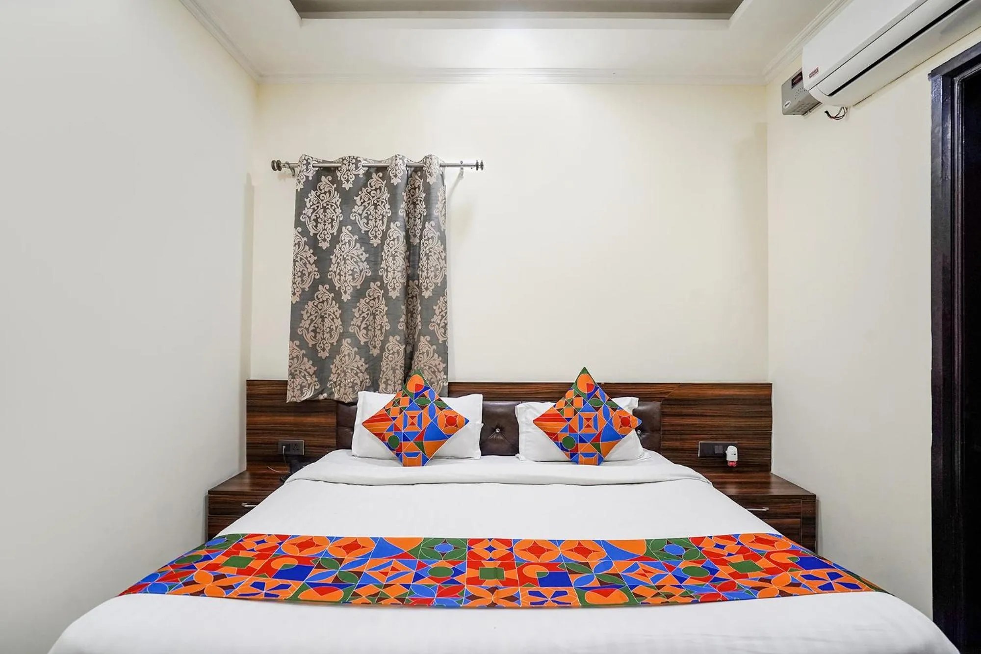 Bed in FabHotel 17 Suites - Kailash hospital