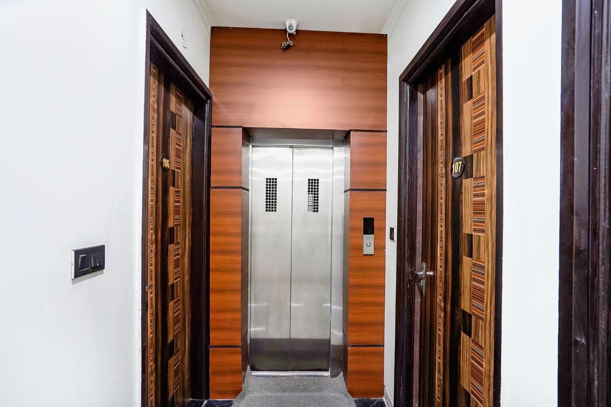 elevator in FabHotel 17 Suites - Kailash hospital