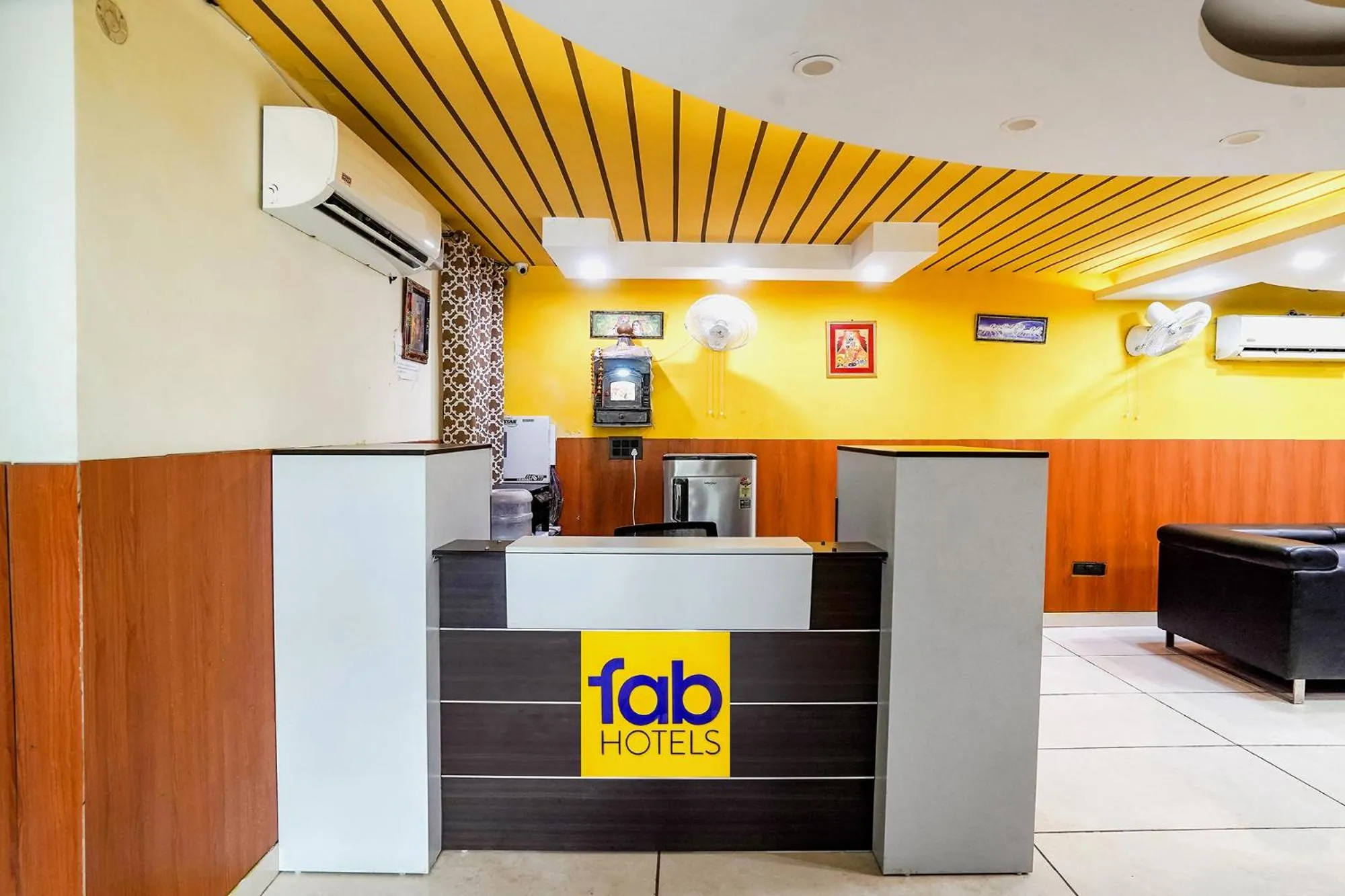 Lobby or reception in FabHotel 17 Suites - Kailash hospital