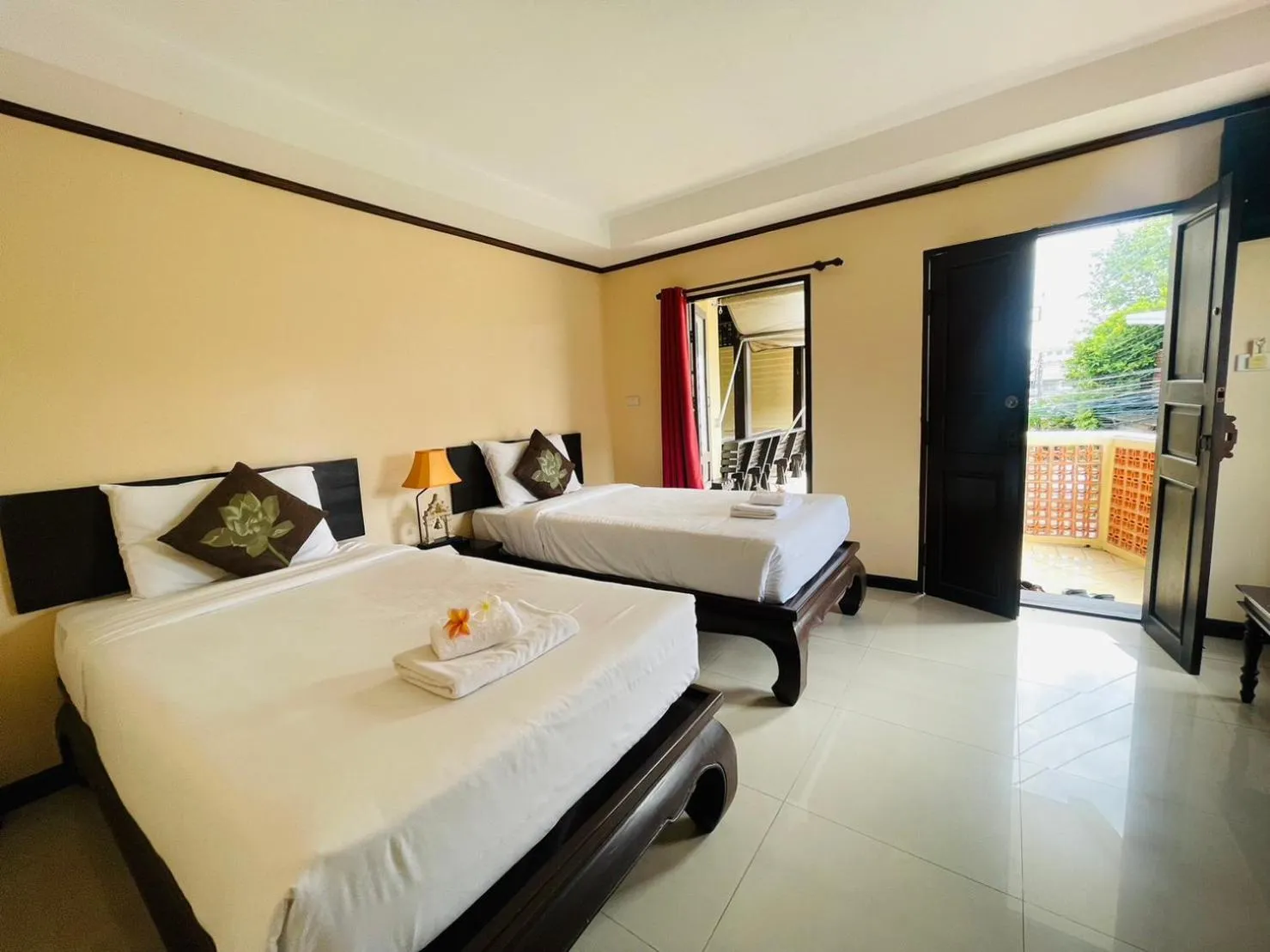 Bed in Na Thapae Chiangmai Hotel