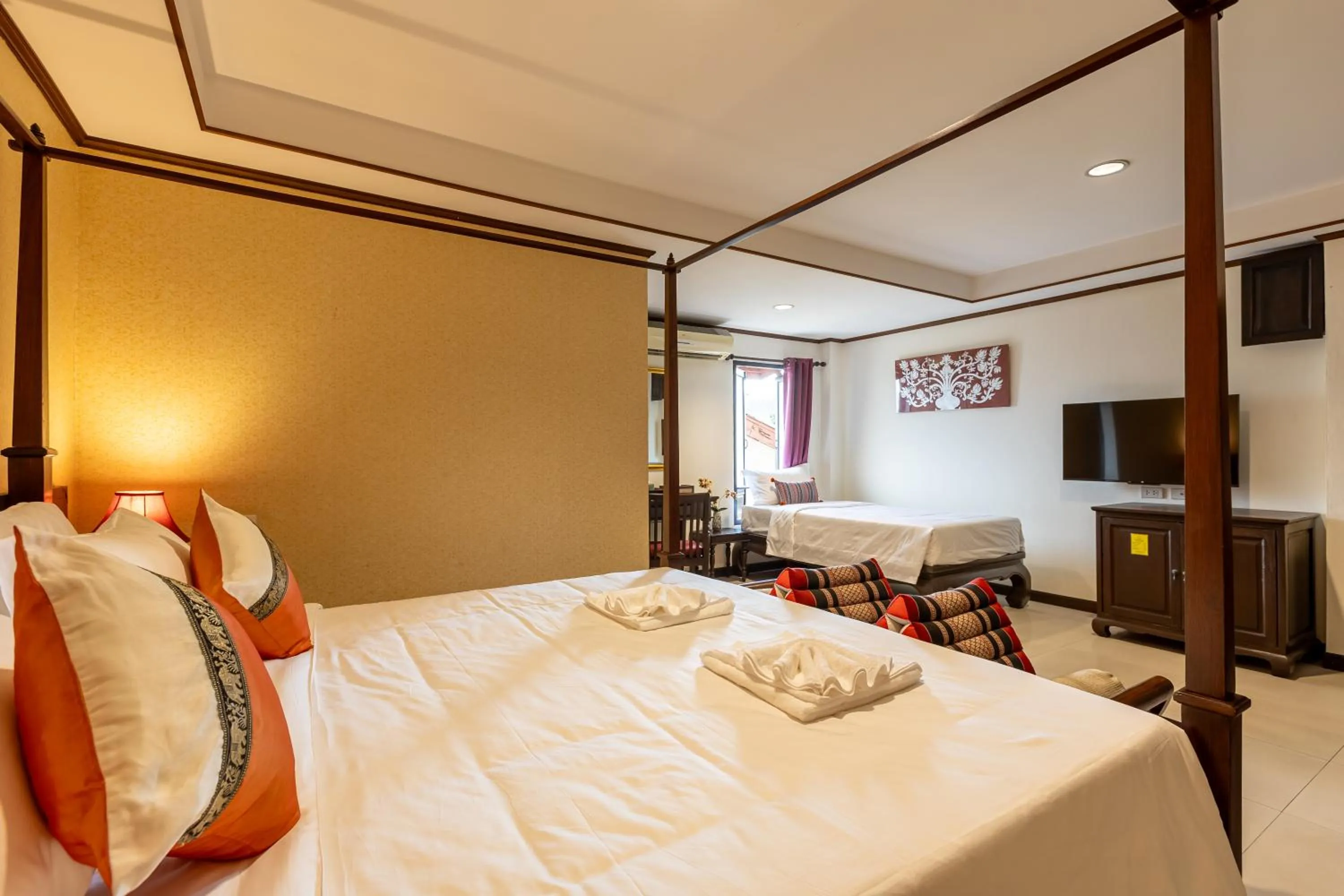 Bed in Na Thapae Chiangmai Hotel