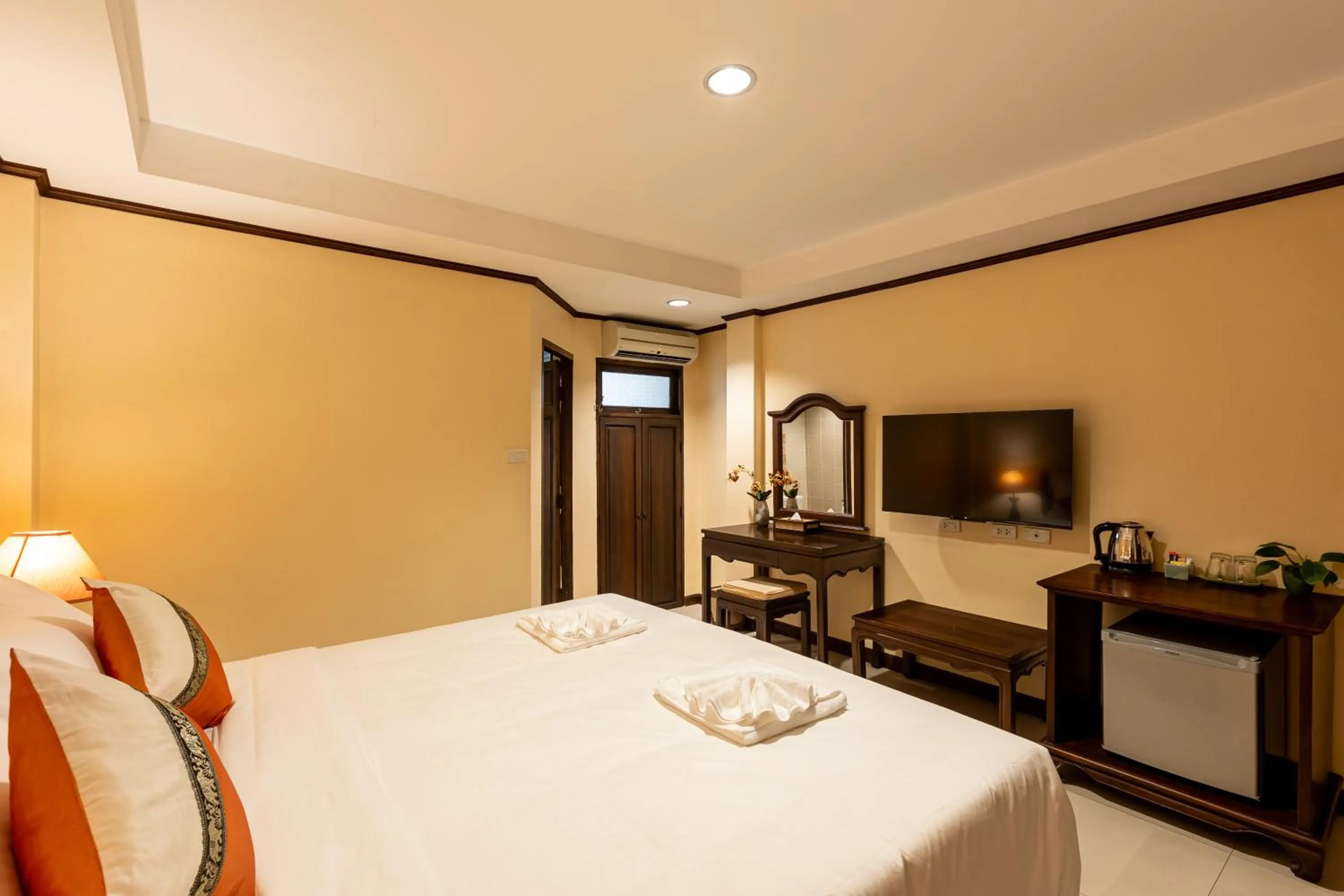 Bed in Na Thapae Chiangmai Hotel