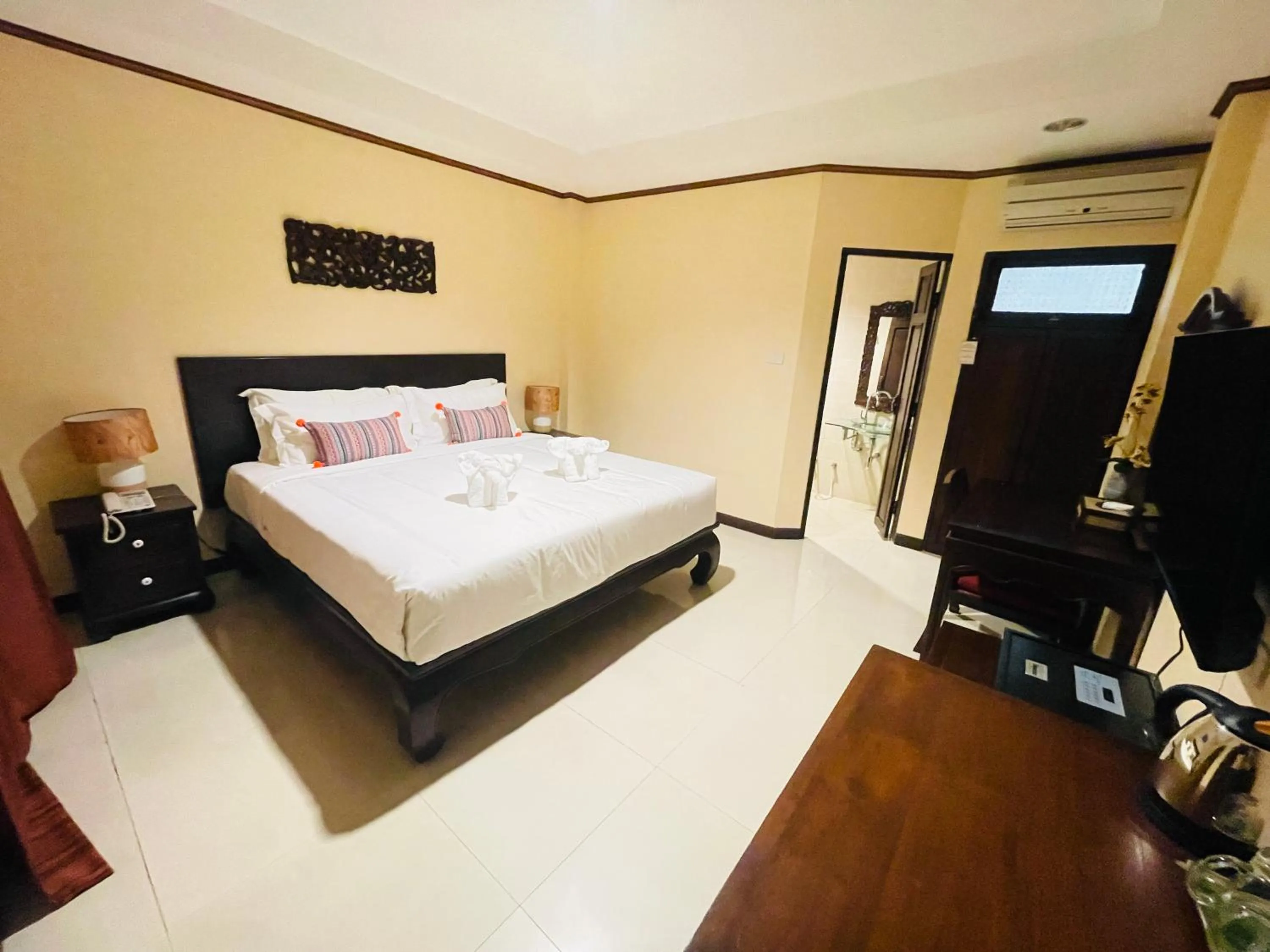 Photo of the whole room, Bed in Na Thapae Chiangmai Hotel